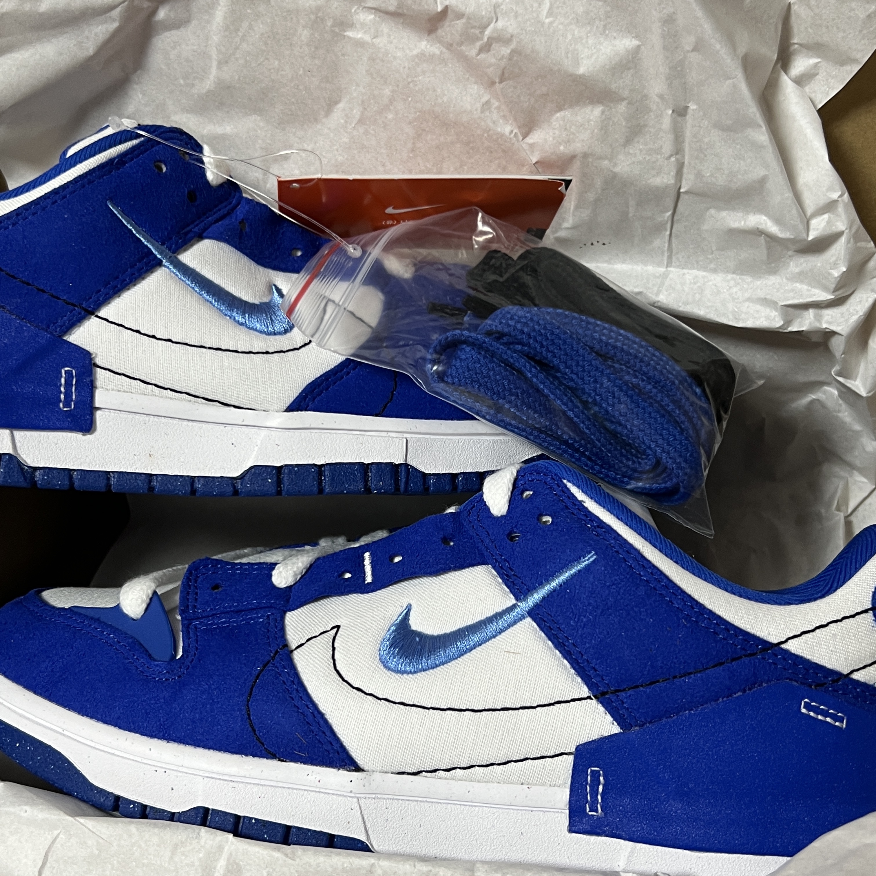 (W) Nike Dunk Low Disrupt 2 White and University Blue 착용 스타일 - 1
