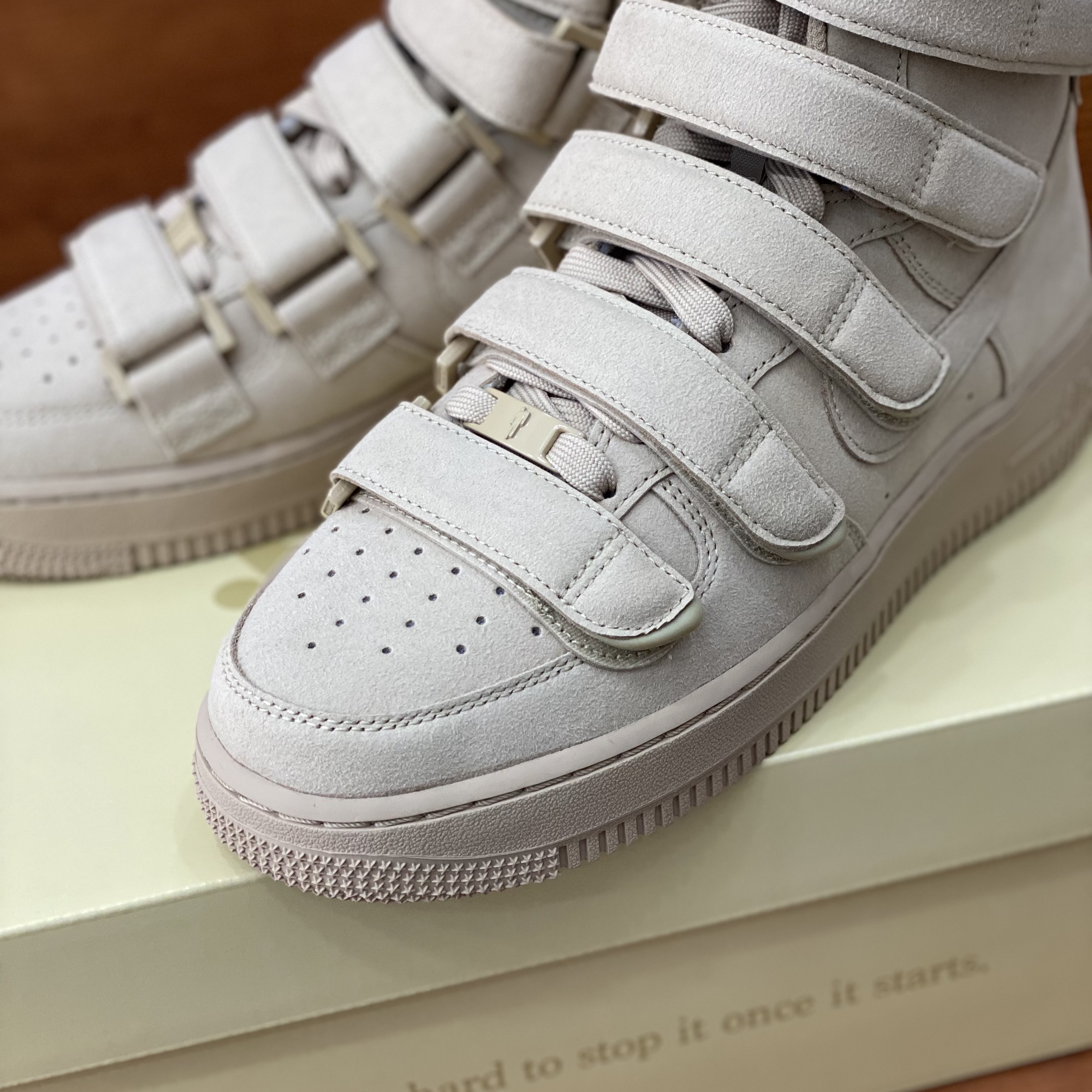 Nike x Billie Eilish Air Force 1 High '07 SP Mushroom 착용 스타일