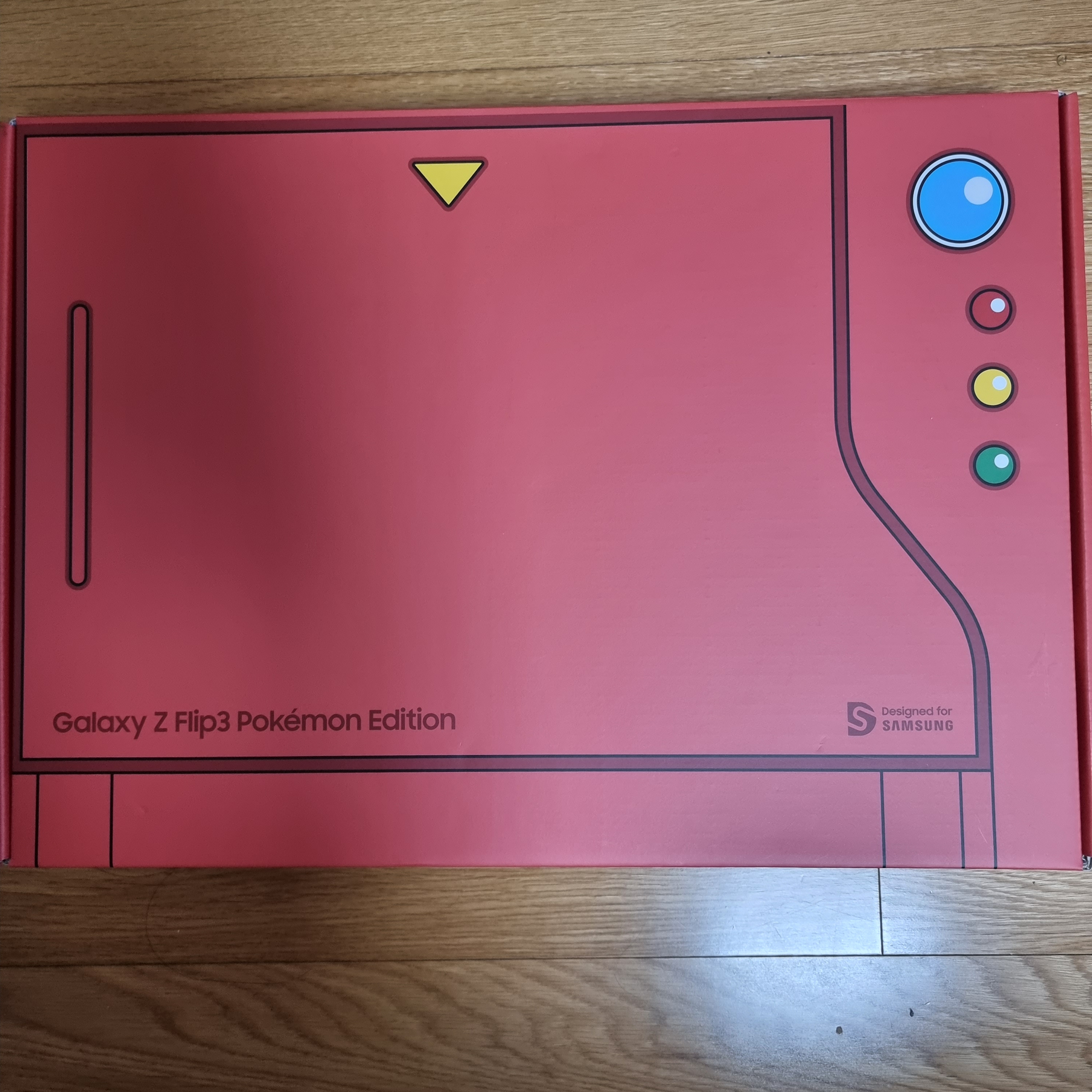 Samsung Galaxy Z Flip3 Pokemon Edition Cream (Korean Ver.) 착용 스타일
