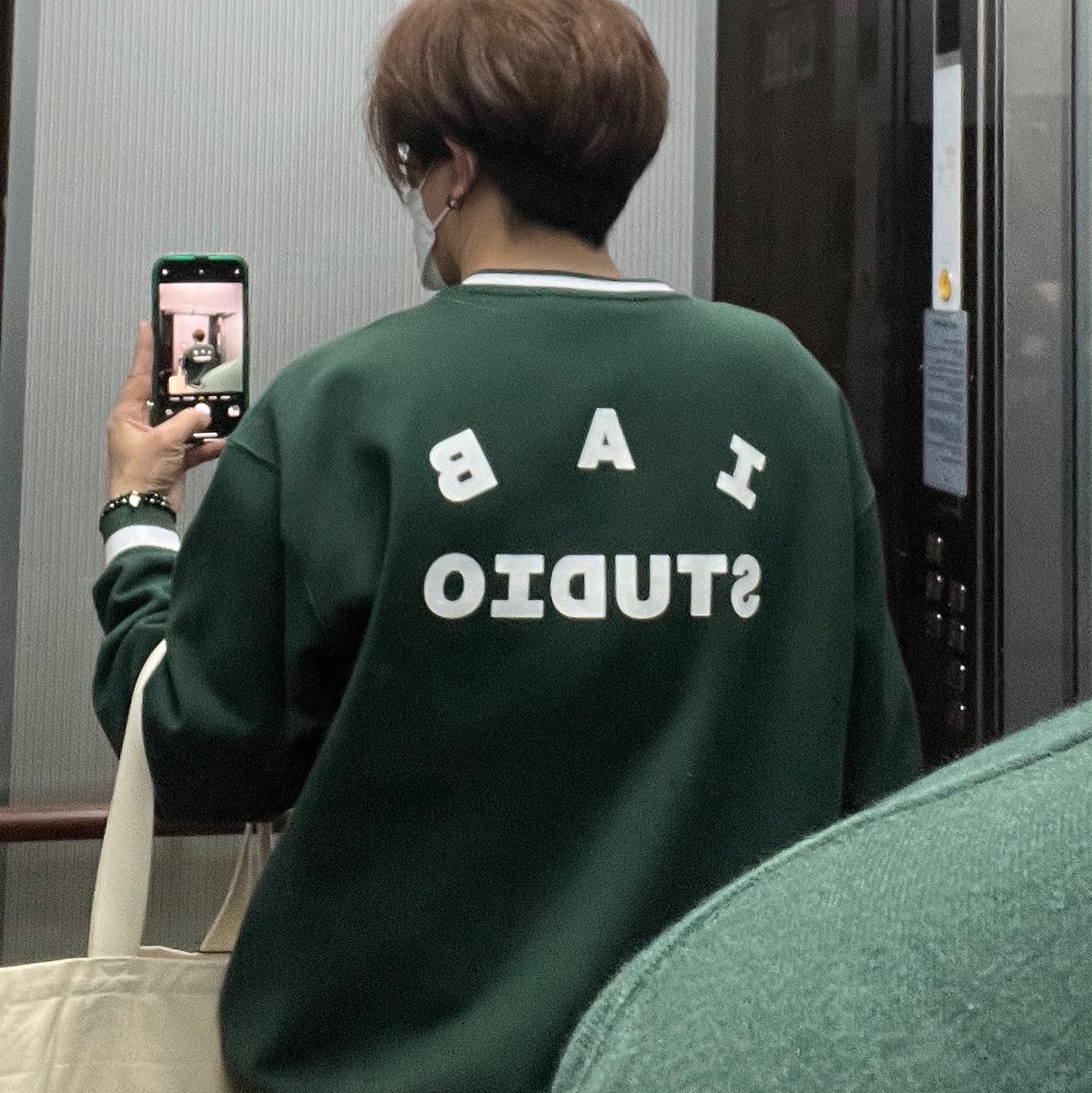 IAB Studio x Yonex Sweatshirt Green 착용 스타일 - 2