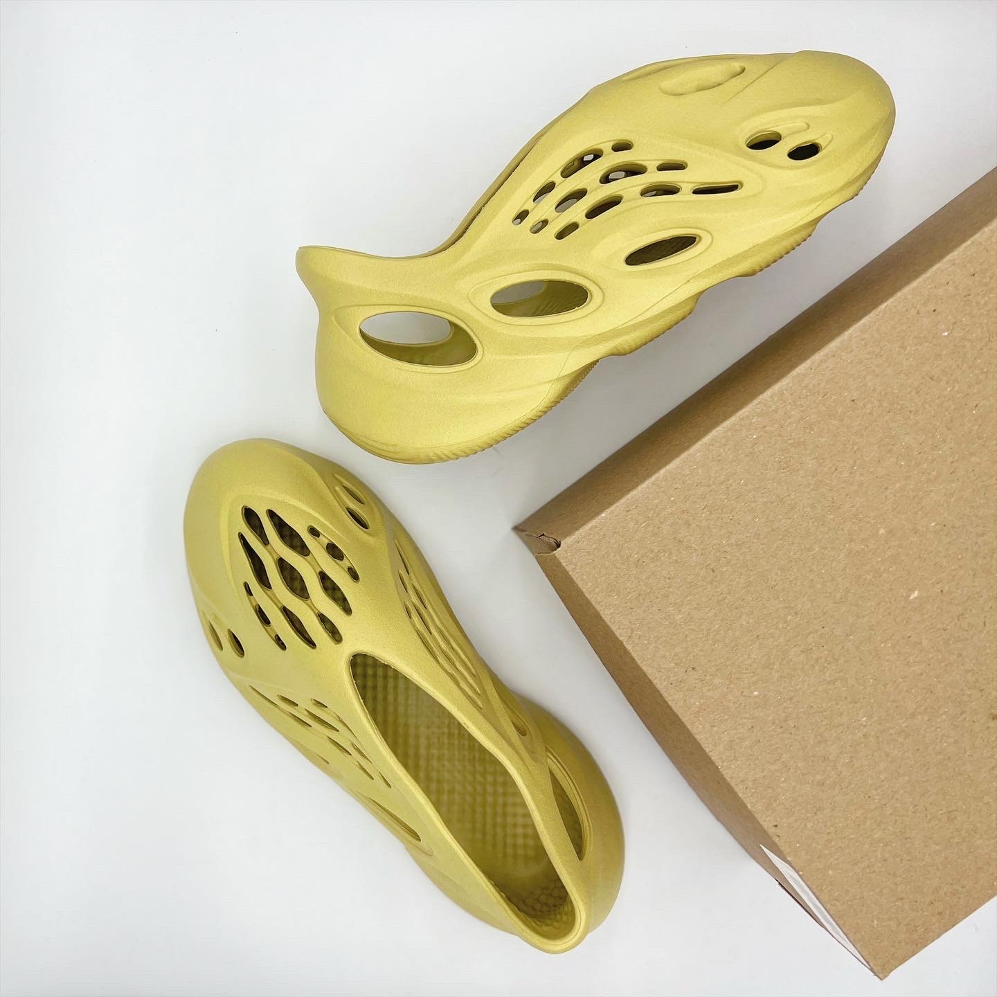 Adidas Yeezy Foam RNNR Sulfur 착용 스타일 - 5