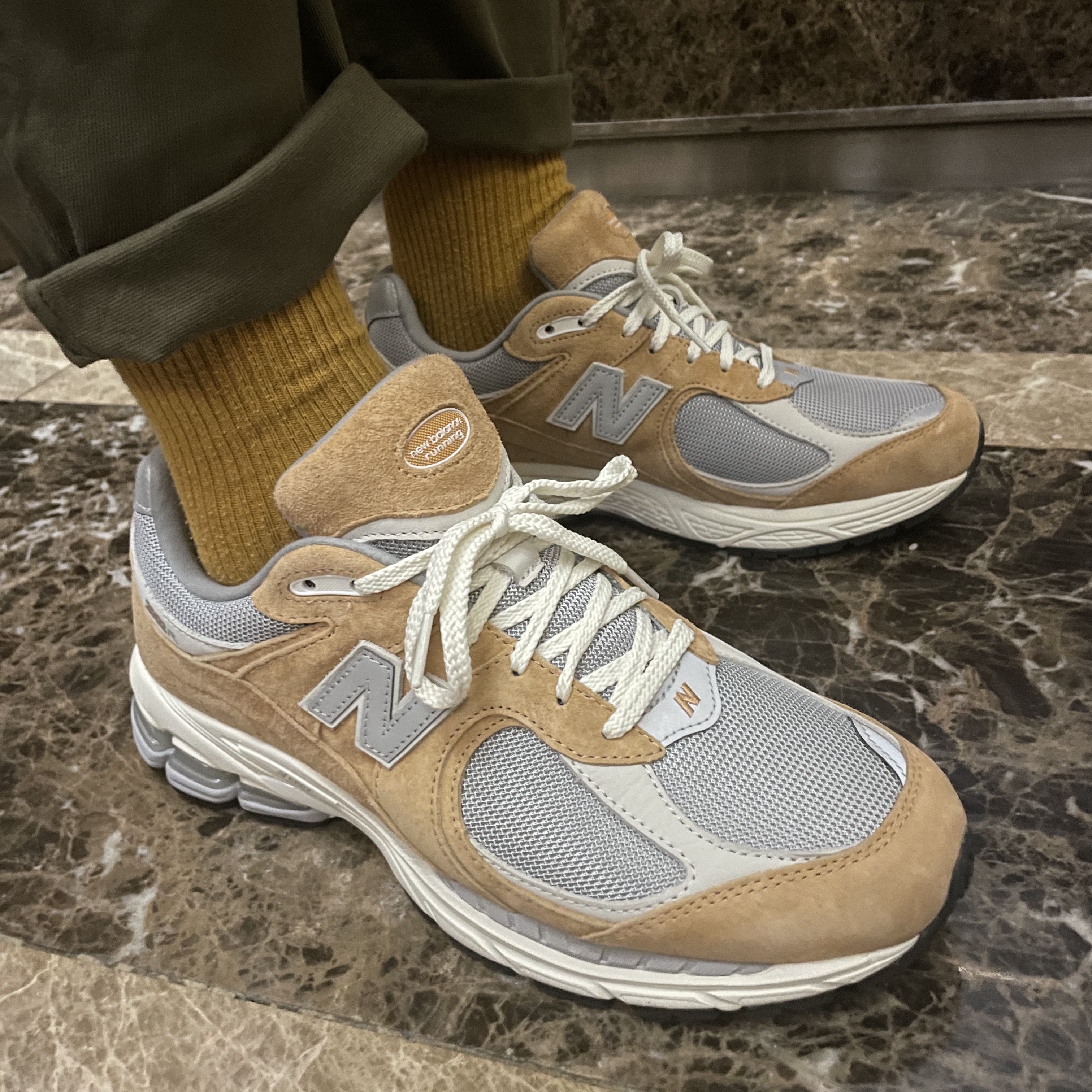 New Balance 2002R Special Vintage Beige 착용 스타일
