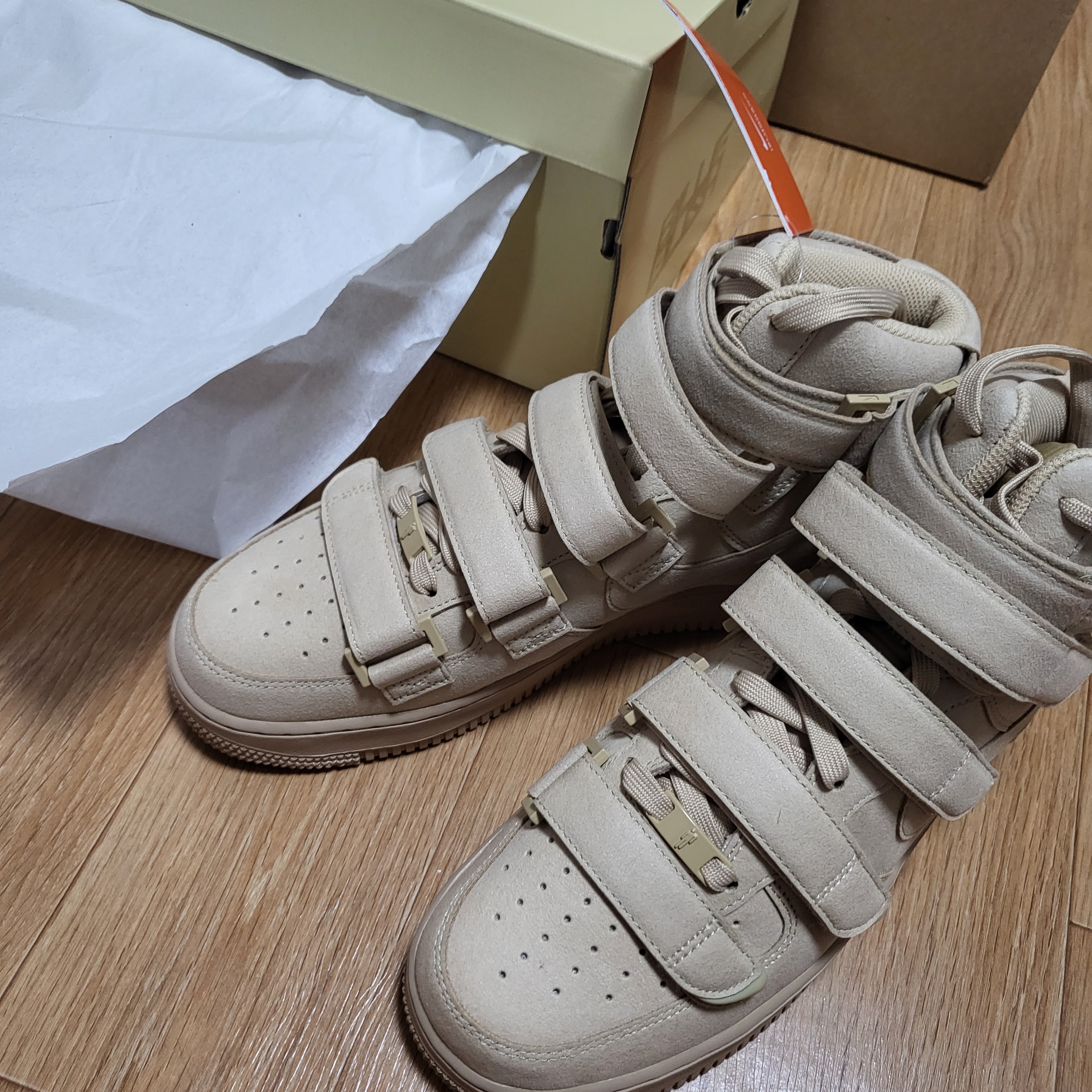 Nike x Billie Eilish Air Force 1 High '07 SP Mushroom 착용 스타일 - 1