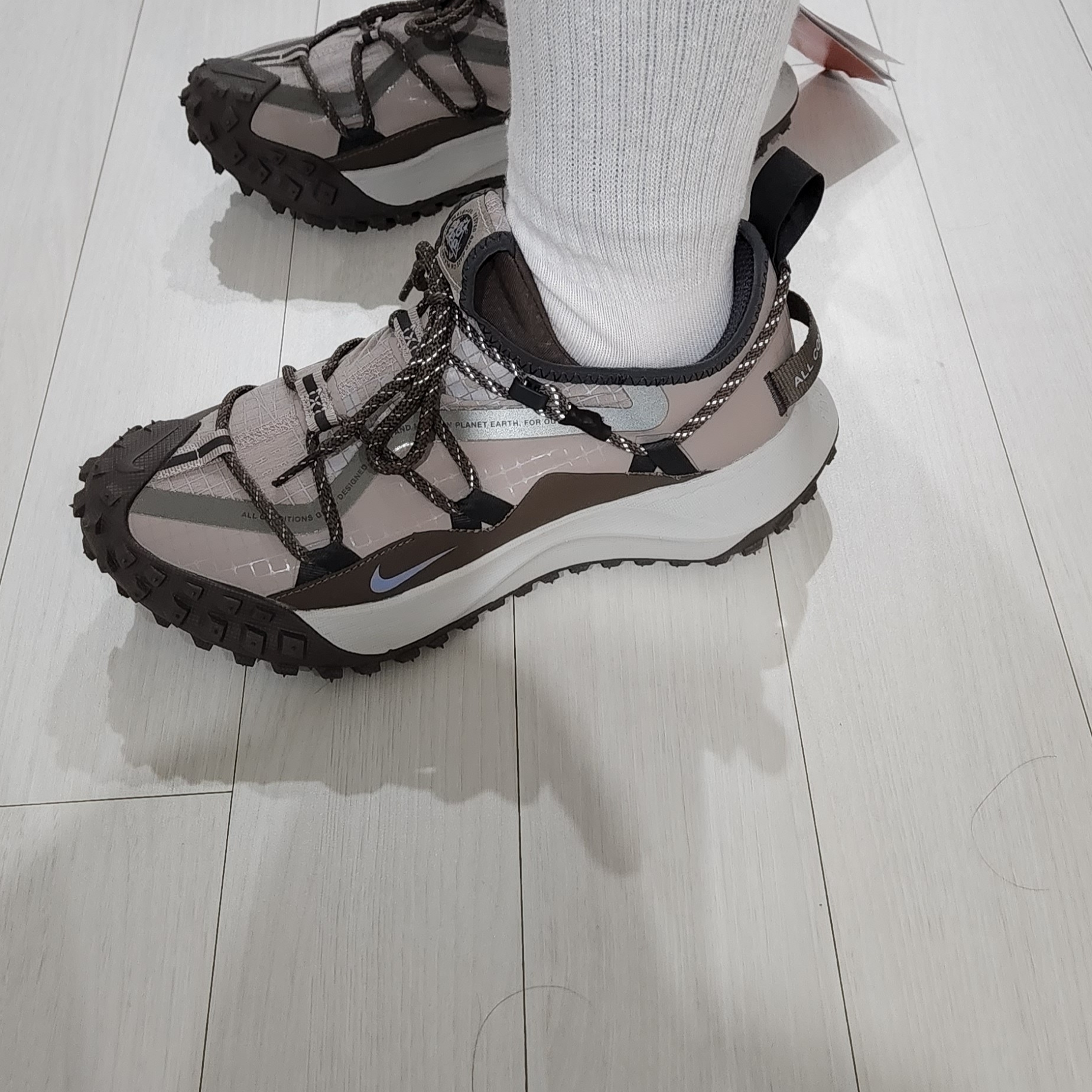 Nike ACG Mountain Fly Low Ironstone 착용 스타일 - 3