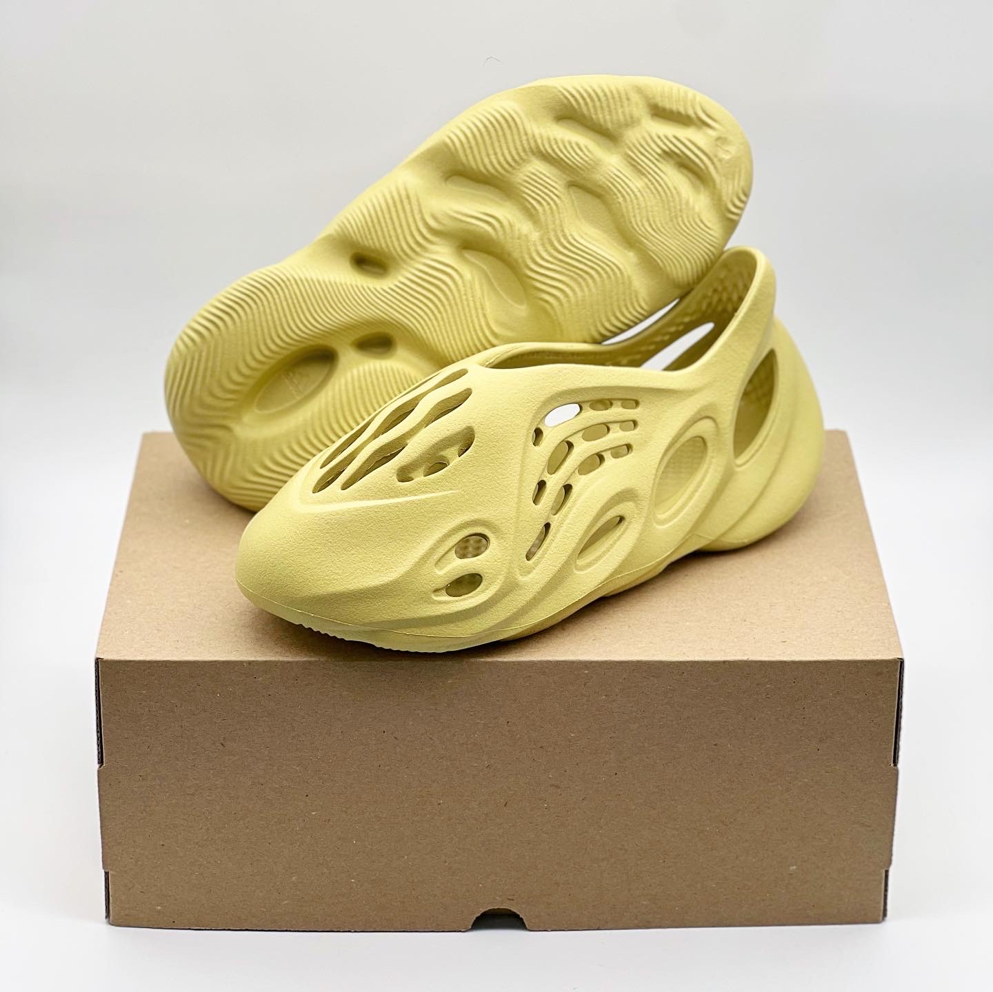 Adidas Yeezy Foam RNNR Sulfur 착용 스타일 - 1