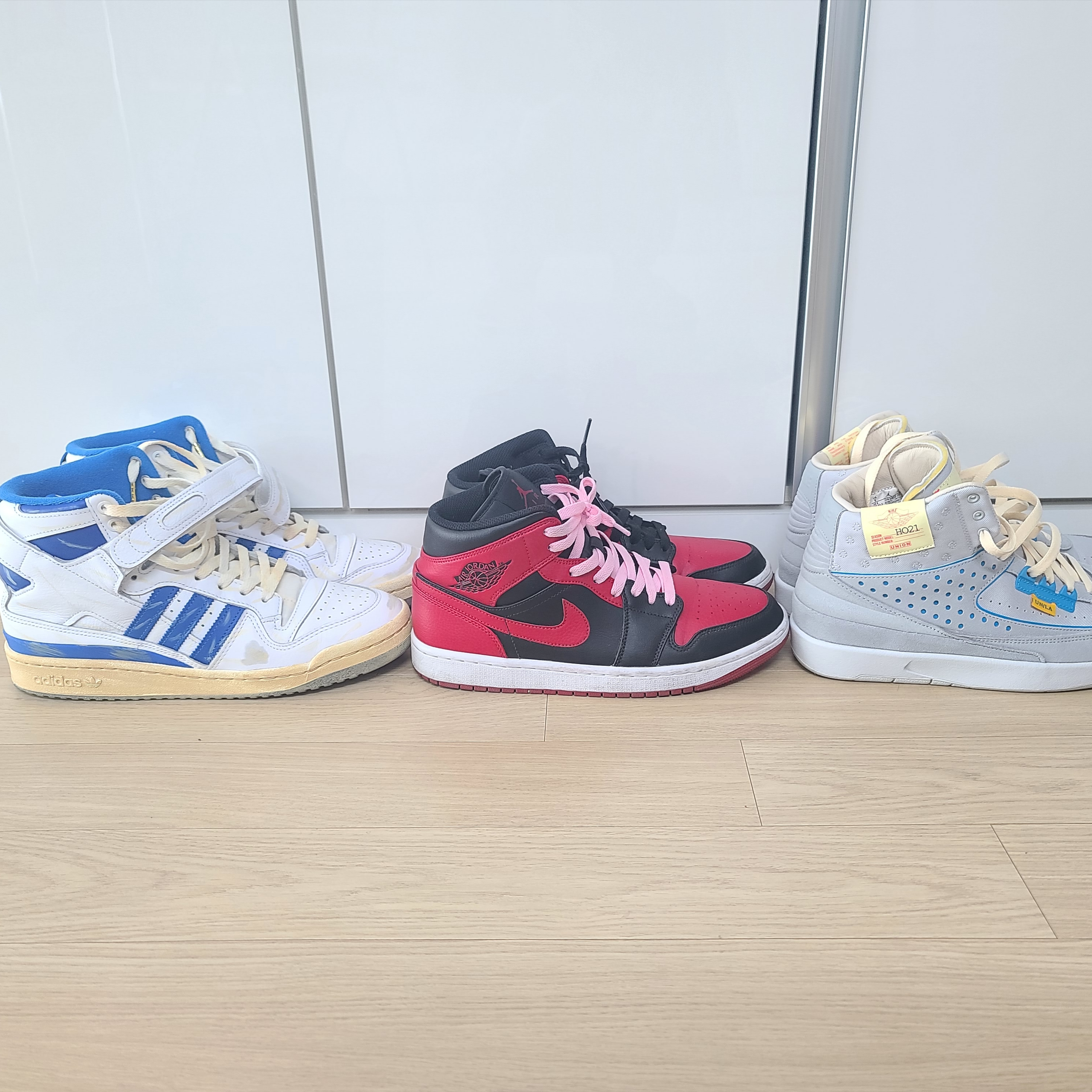 Adidas Forum 84 High AEC Blue, Jordan 1 Mid Bred Banned 2020 착용 스타일