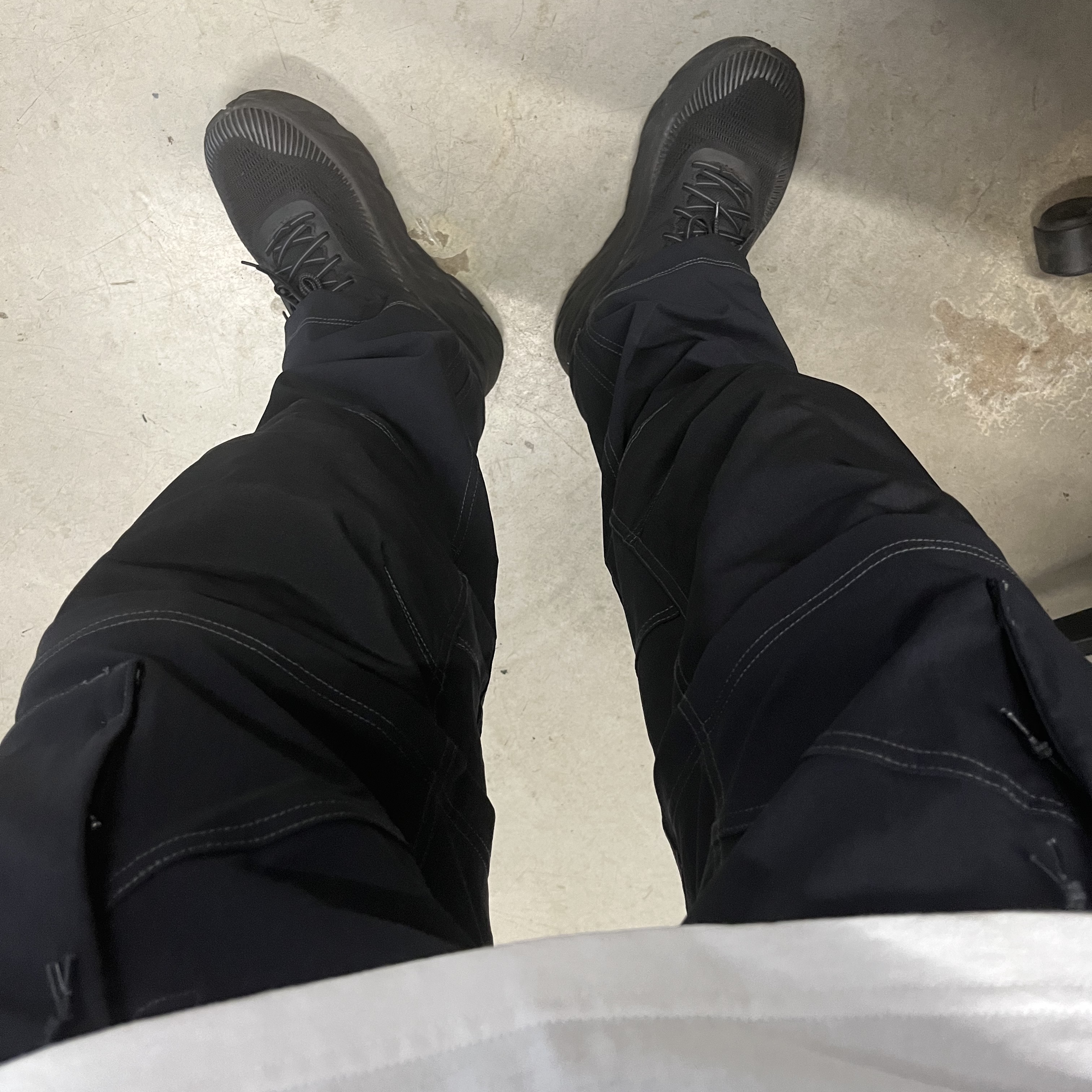 Nike ACG Smith Summit Cargo Pants Black Summit White - Asia, Hoka Bondi 7 Black - Wide 착용 스타일