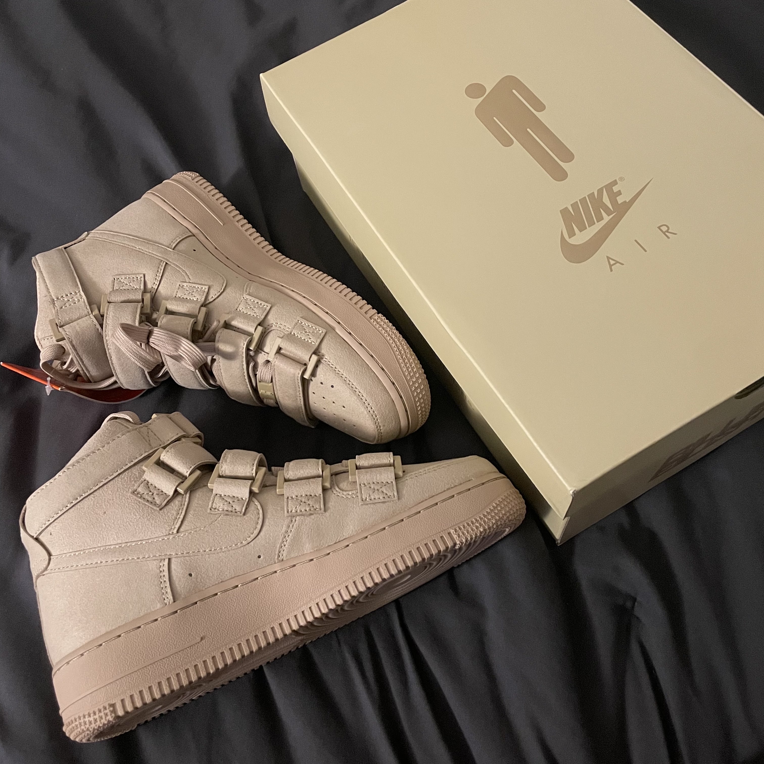 Nike x Billie Eilish Air Force 1 High '07 SP Mushroom 착용 스타일