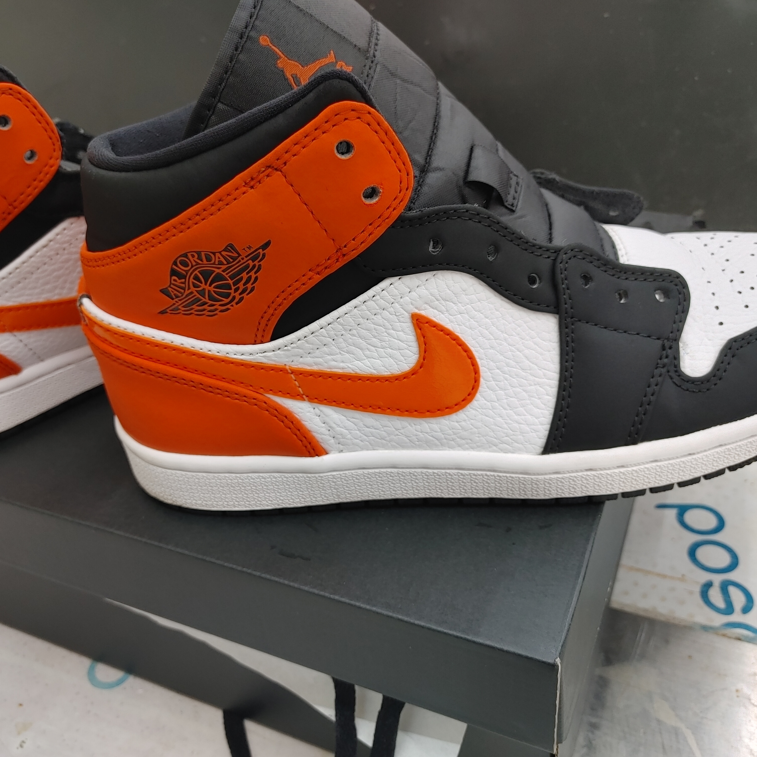 Jordan 1 Mid Shattered Backboard 착용 스타일