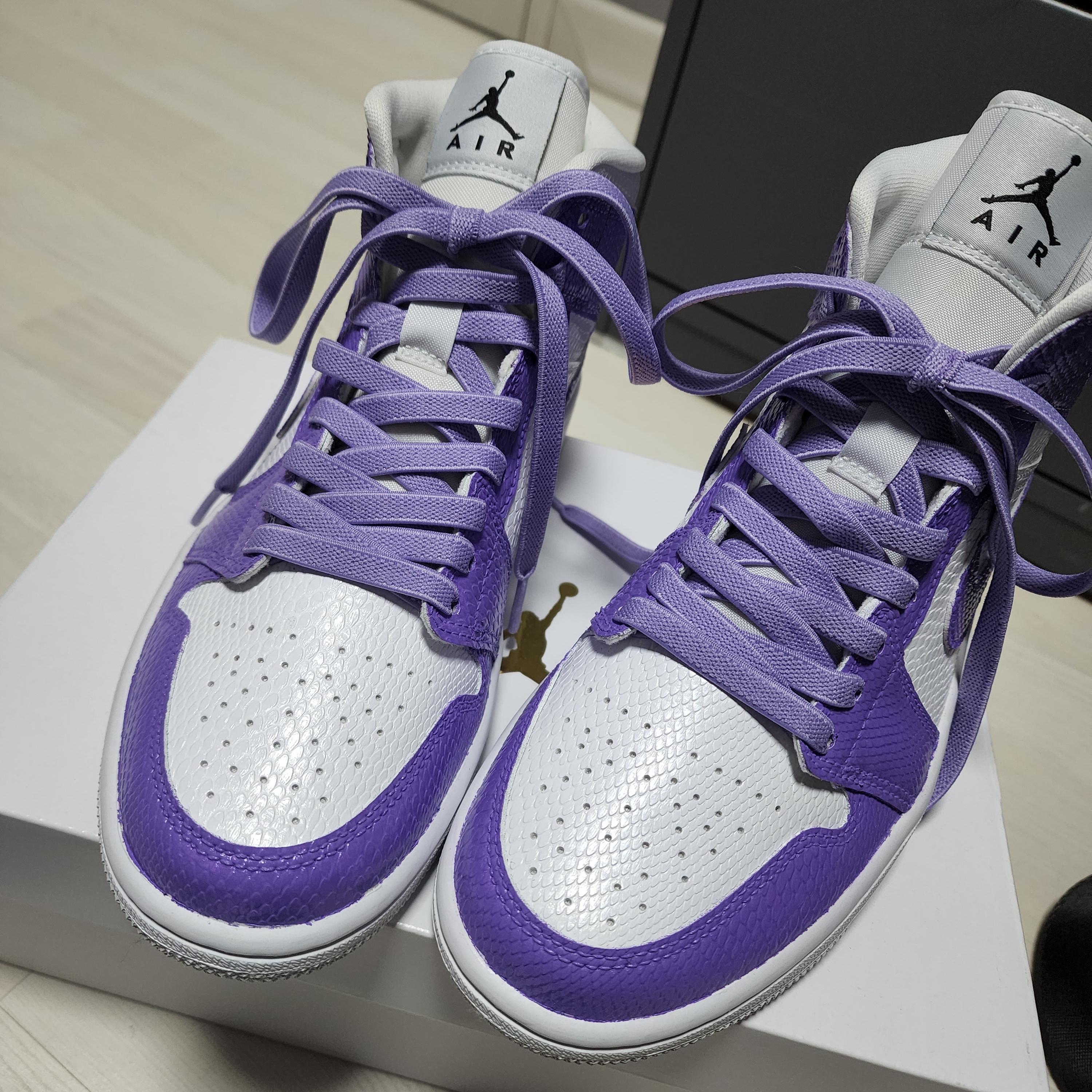 (W) Jordan 1 Mid White Snakeskin 착용 스타일