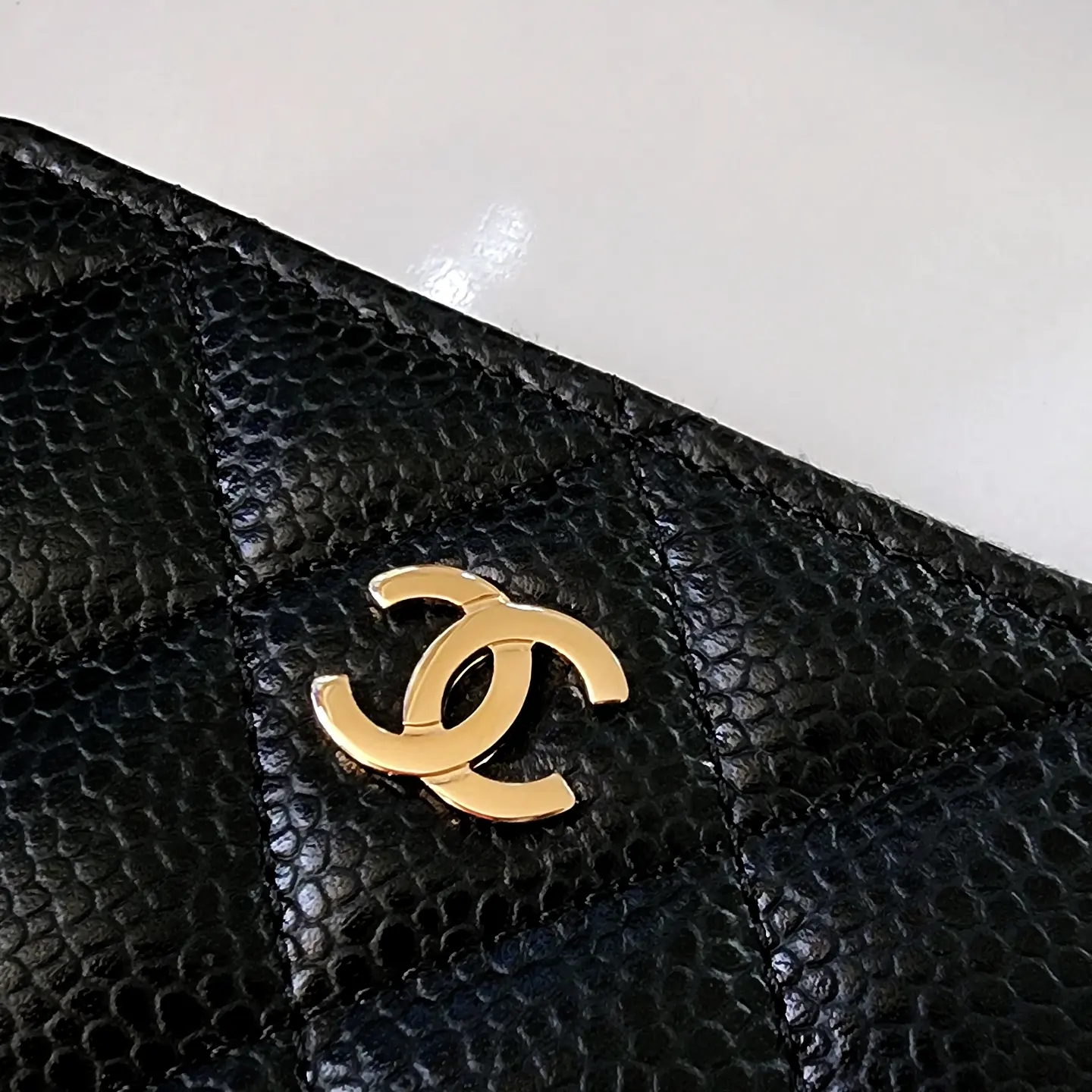 Chanel Classic Zipped Coin Purse Grained Calfskin & Gold Black 착용 스타일 - 2
