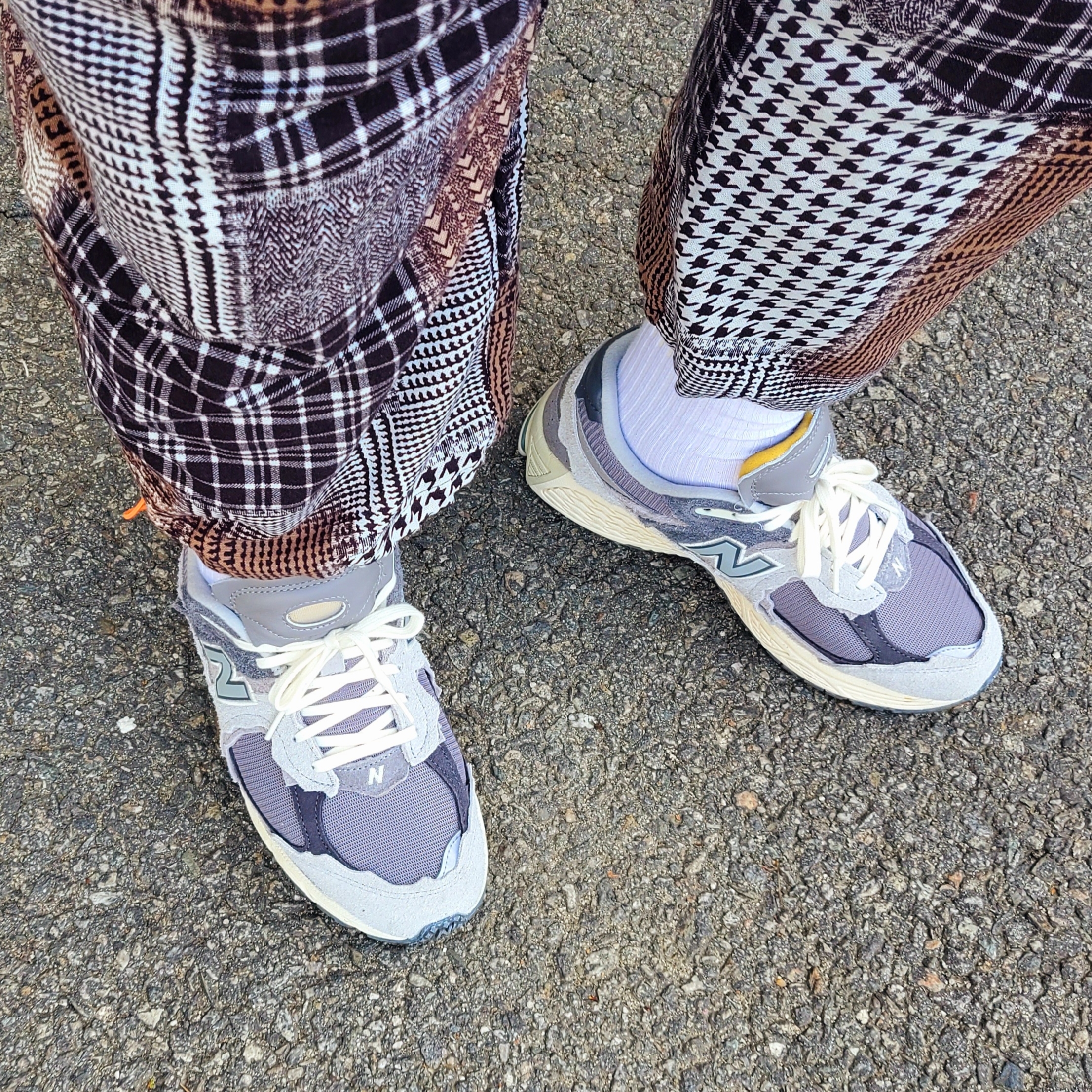 New Balance 2002R Protection Pack Rain Cloud 착용 스타일 - 2