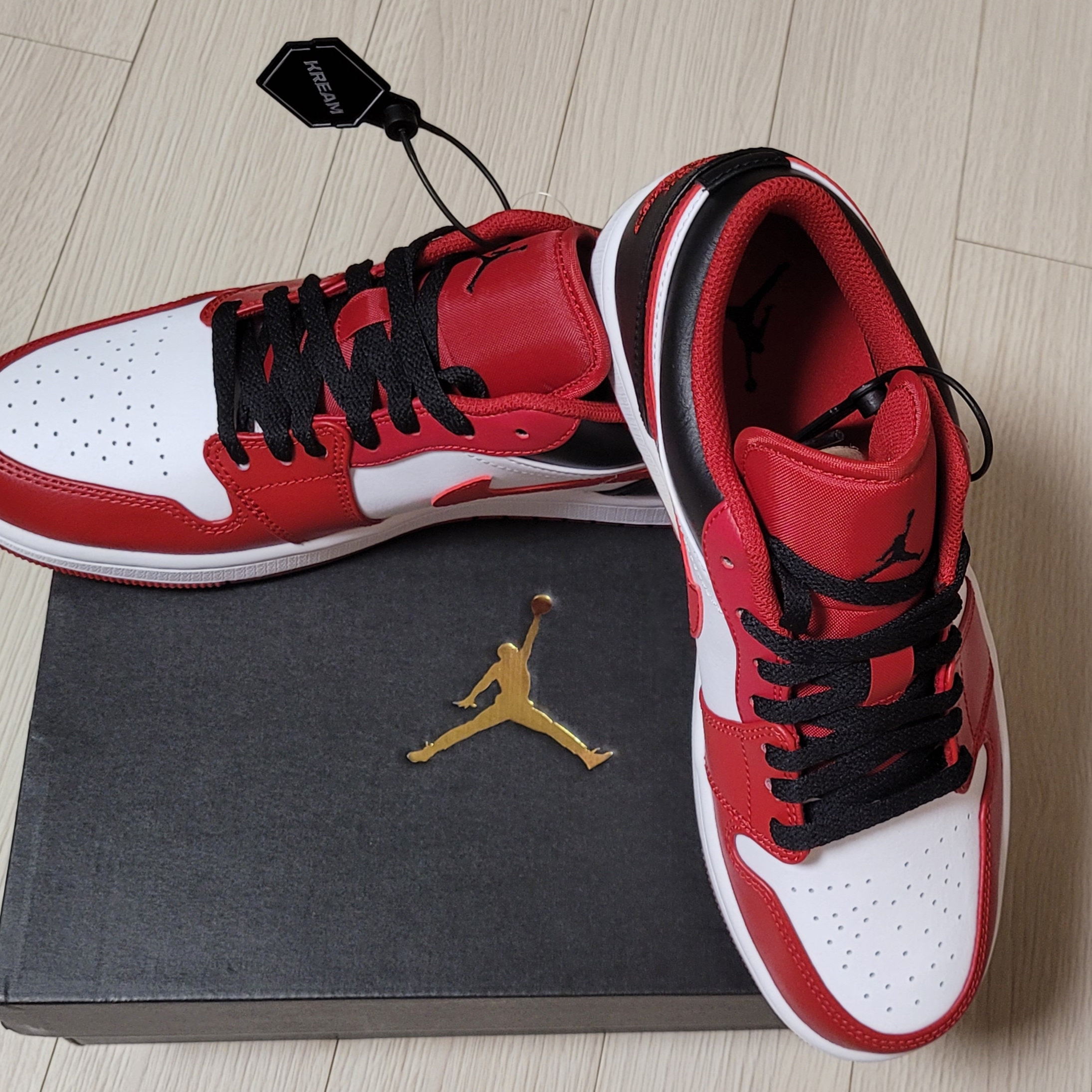 Jordan 1 Low White Gym Red Black 착용 스타일 - 3