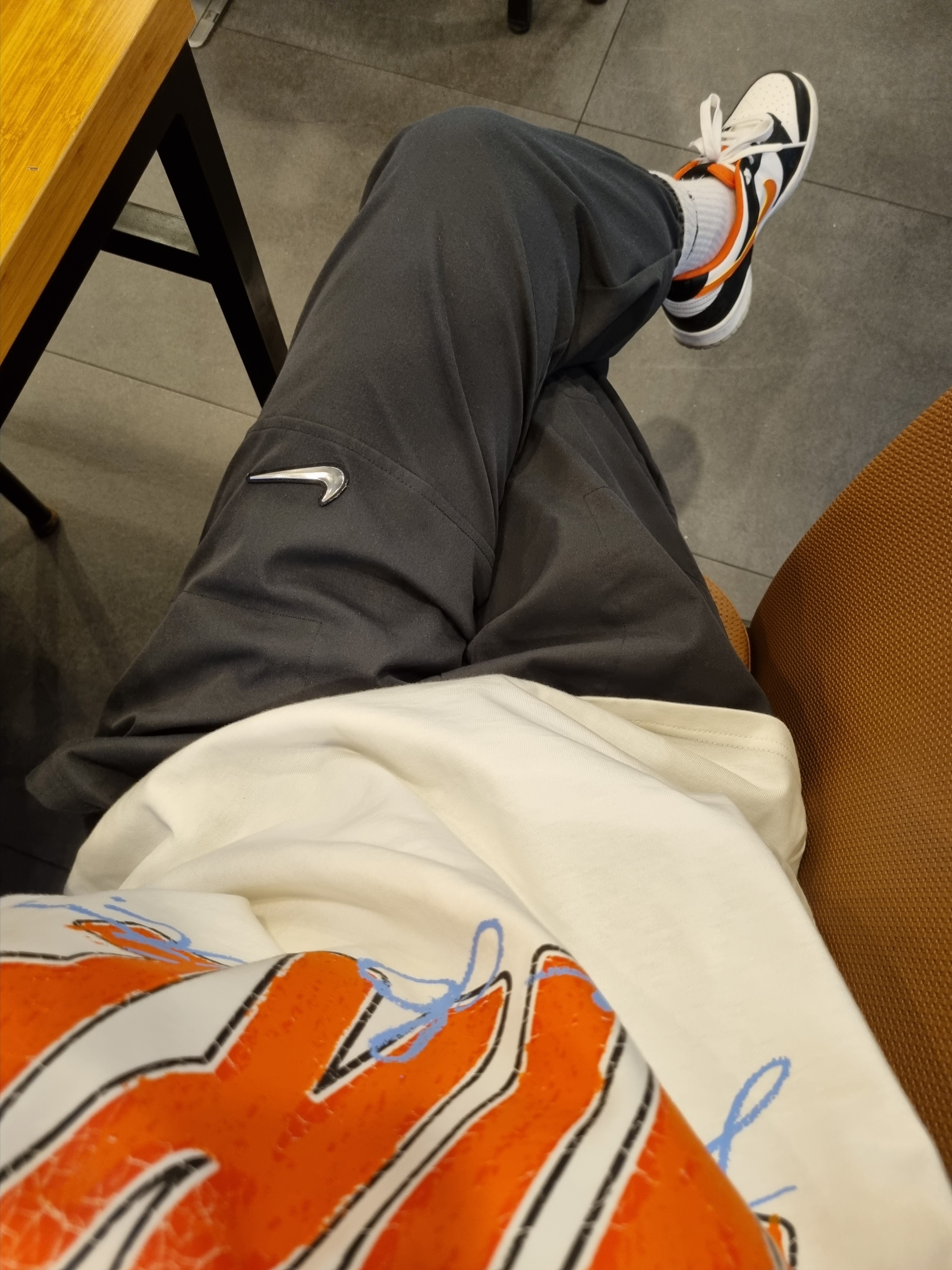 (GS) Nike Dunk Low PRM Halloween, (GS) Nike Air Force 1 LV8 Athletic Club Light Smoke Grey Marina 착용 스타일 - 2