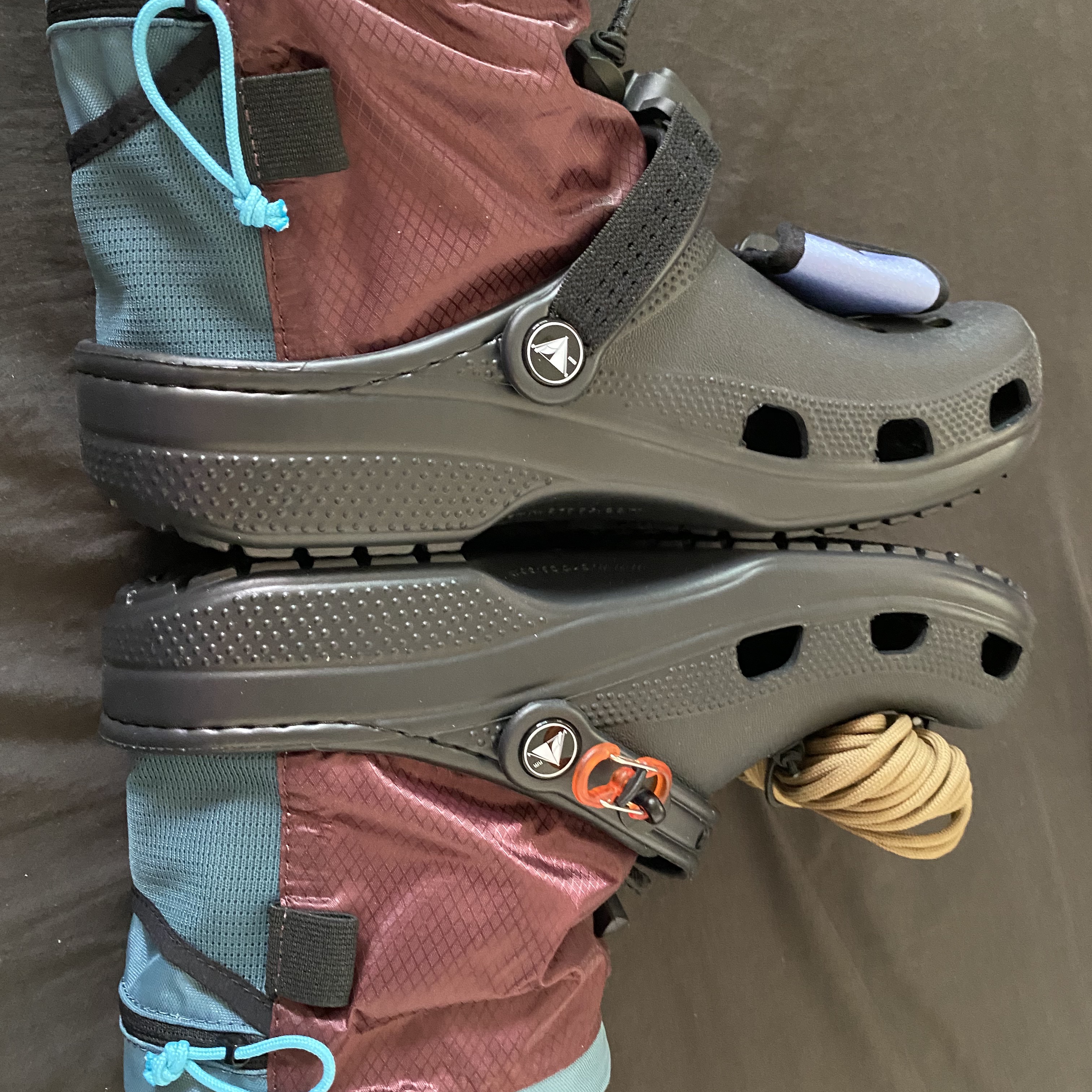 Crocs x Nicole McLaughlin Campsite Classic Clog Black 착용 스타일 - 4