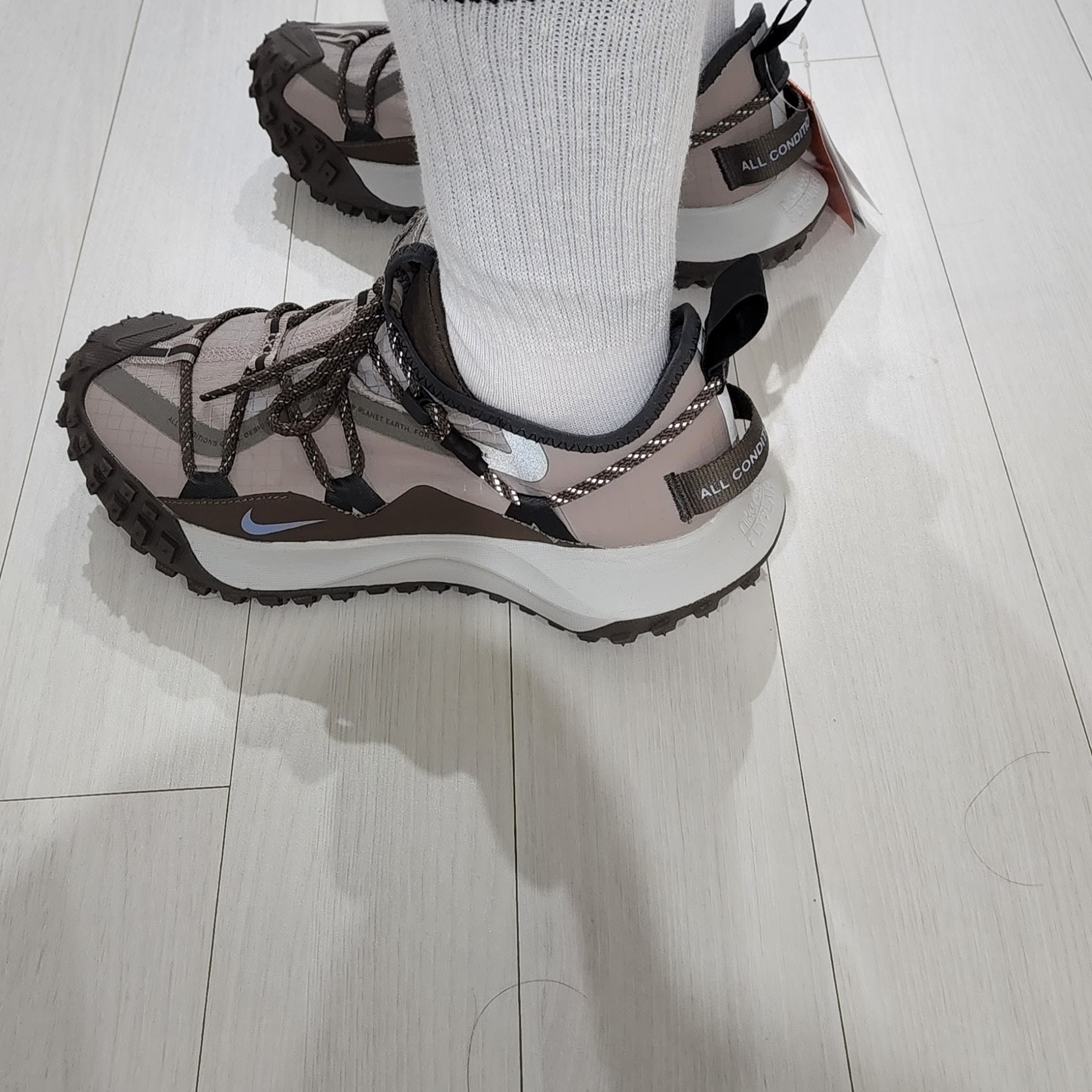 Nike ACG Mountain Fly Low Ironstone 착용 스타일 - 4