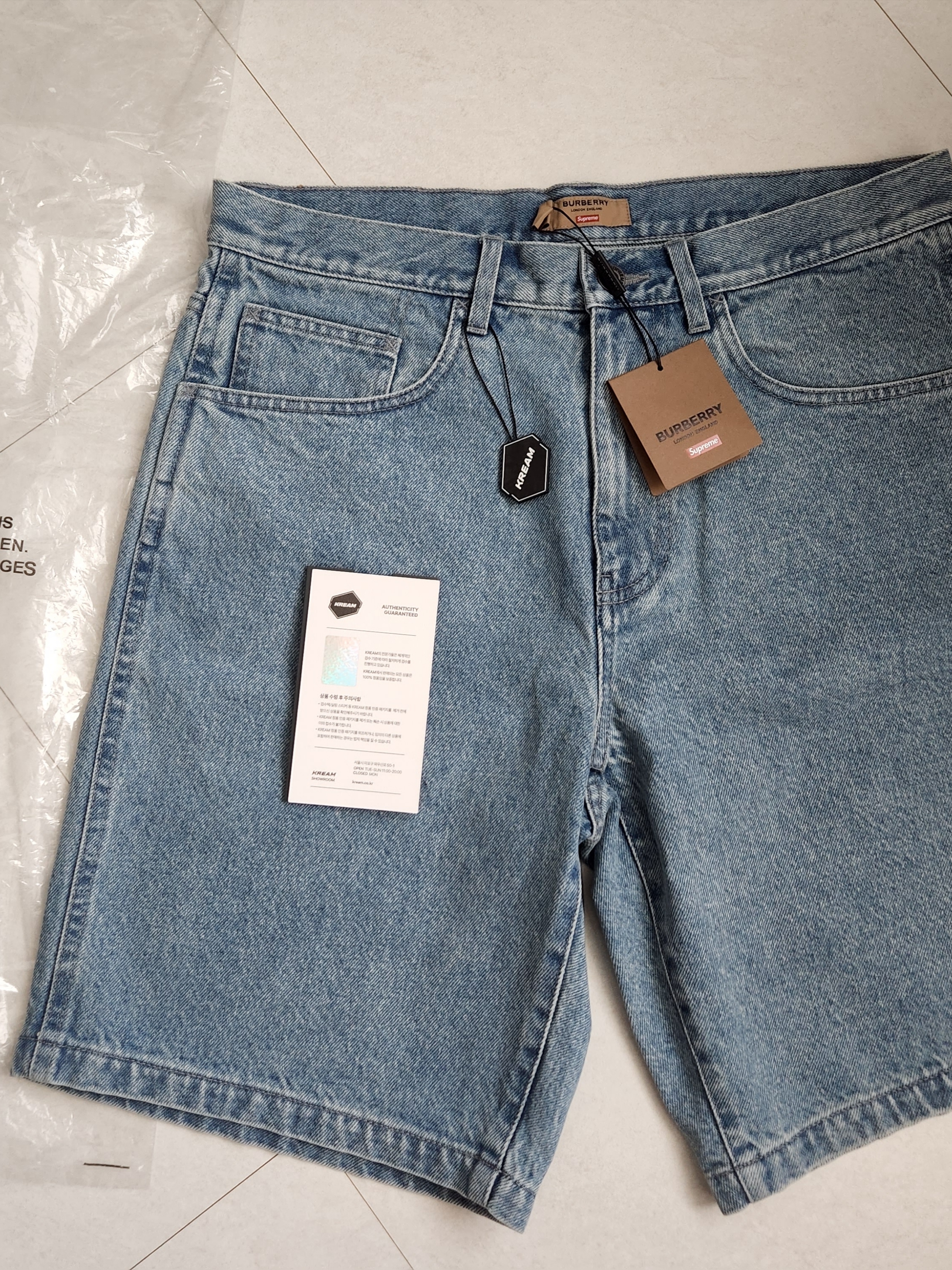 Supreme x Burberry Denim Shorts Washed Blue - 22SS, Supreme x Burberry Denim Trucker Jacket Washed Blue - 22SS 착용 스타일 - 3