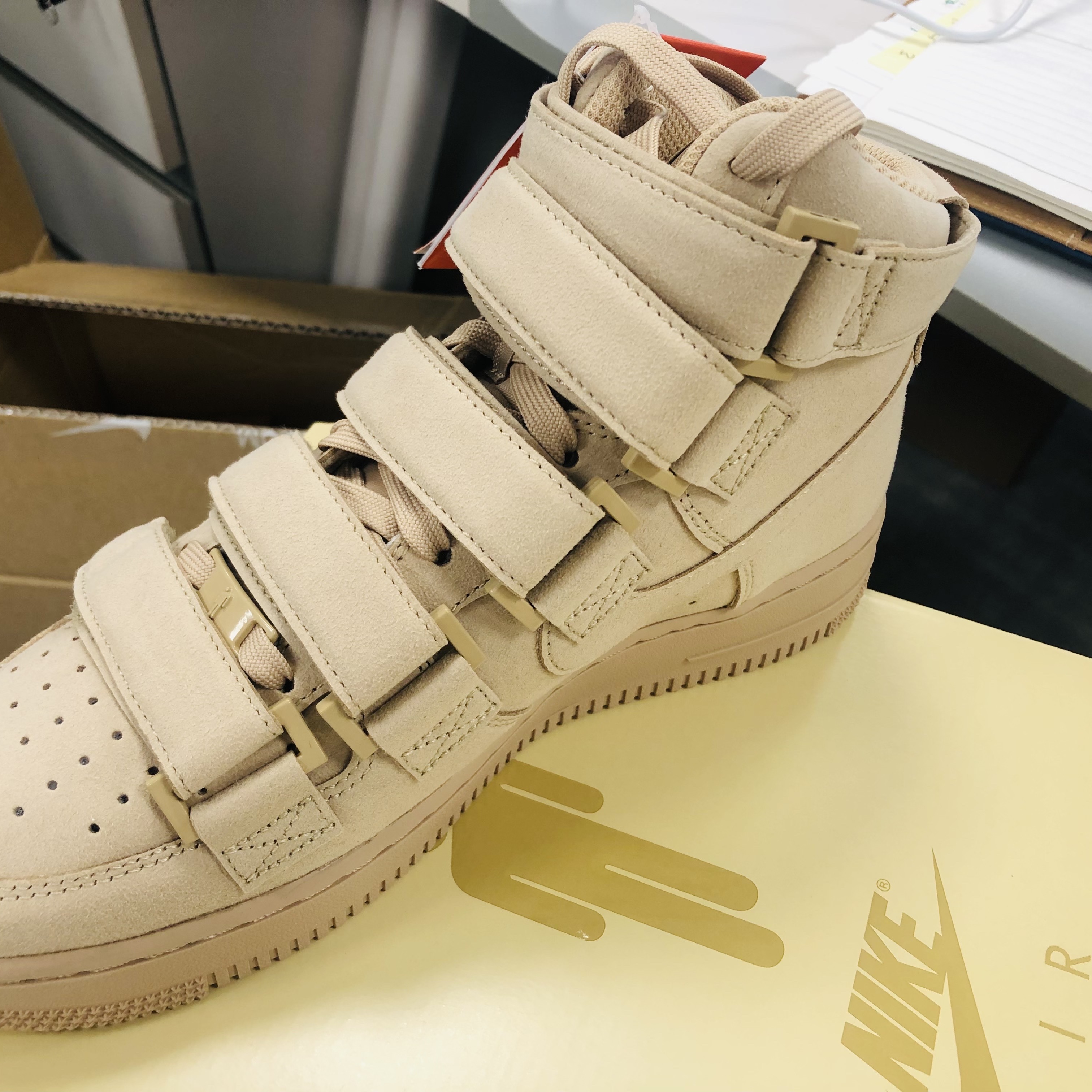 Nike x Billie Eilish Air Force 1 High '07 SP Mushroom 착용 스타일 - 2