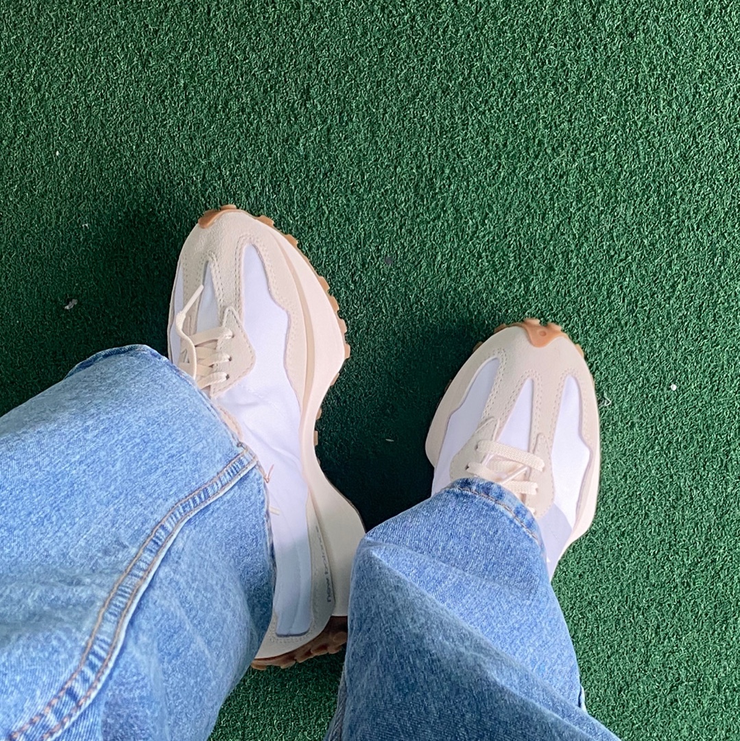 New Balance 327 White Silver Gum 착용 스타일 - 2