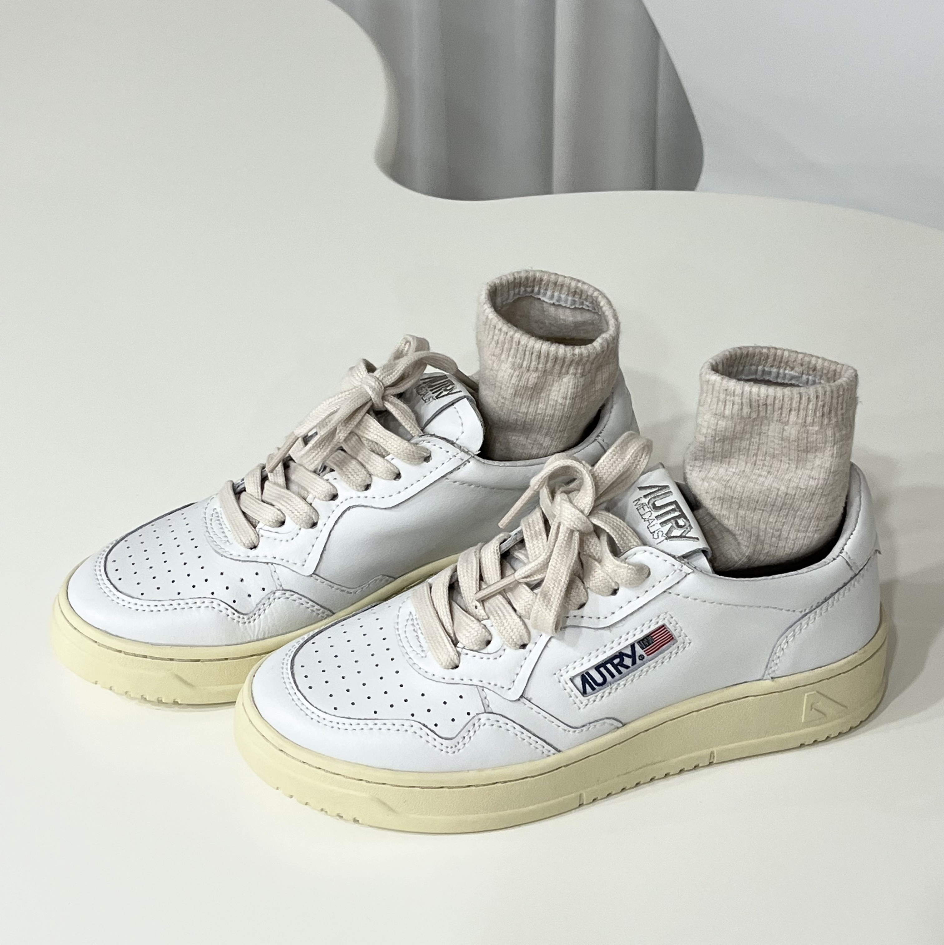 (W) Autry Medalist Low Leather Sneakers White 착용 스타일 - 1