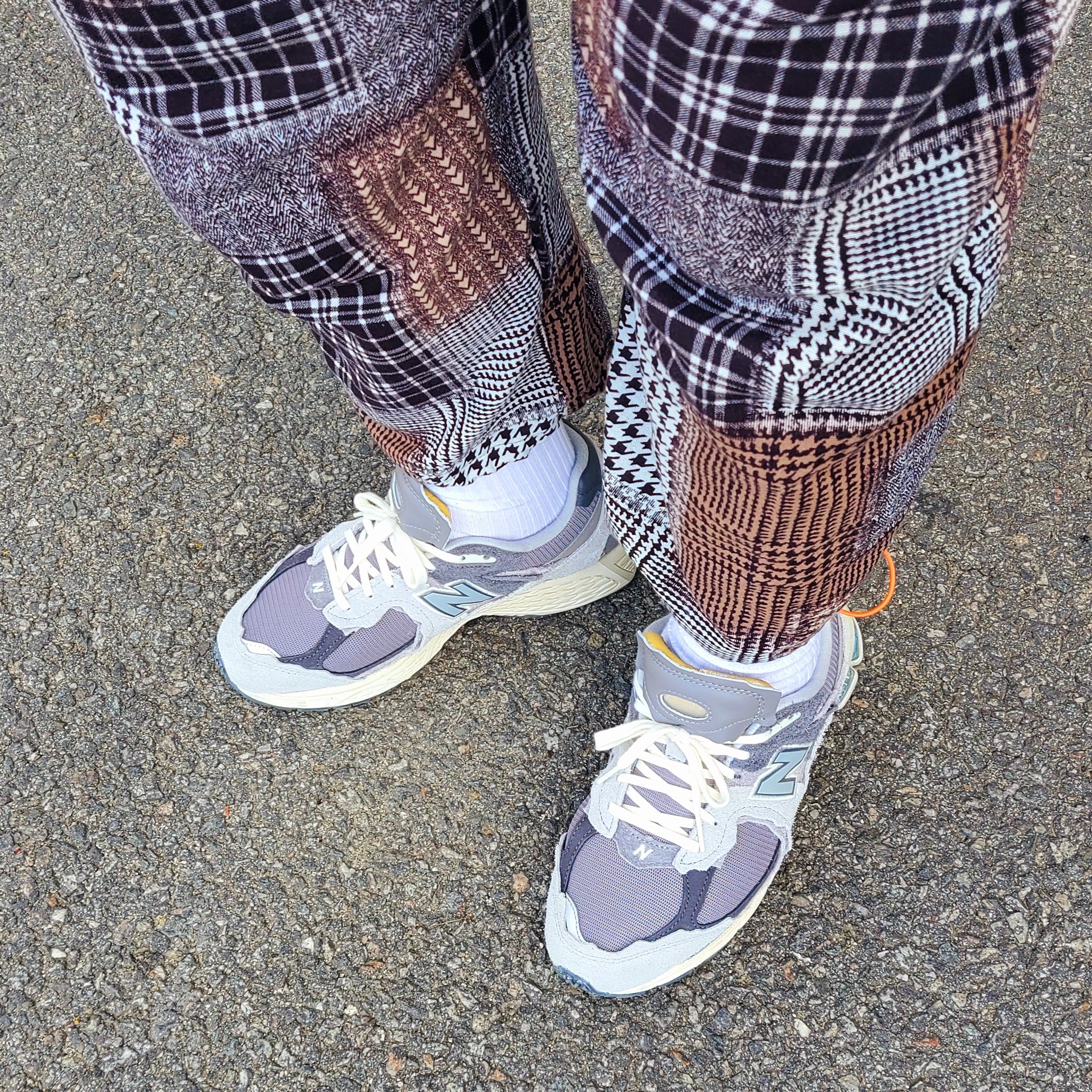New Balance 2002R Protection Pack Rain Cloud 착용 스타일 - 3