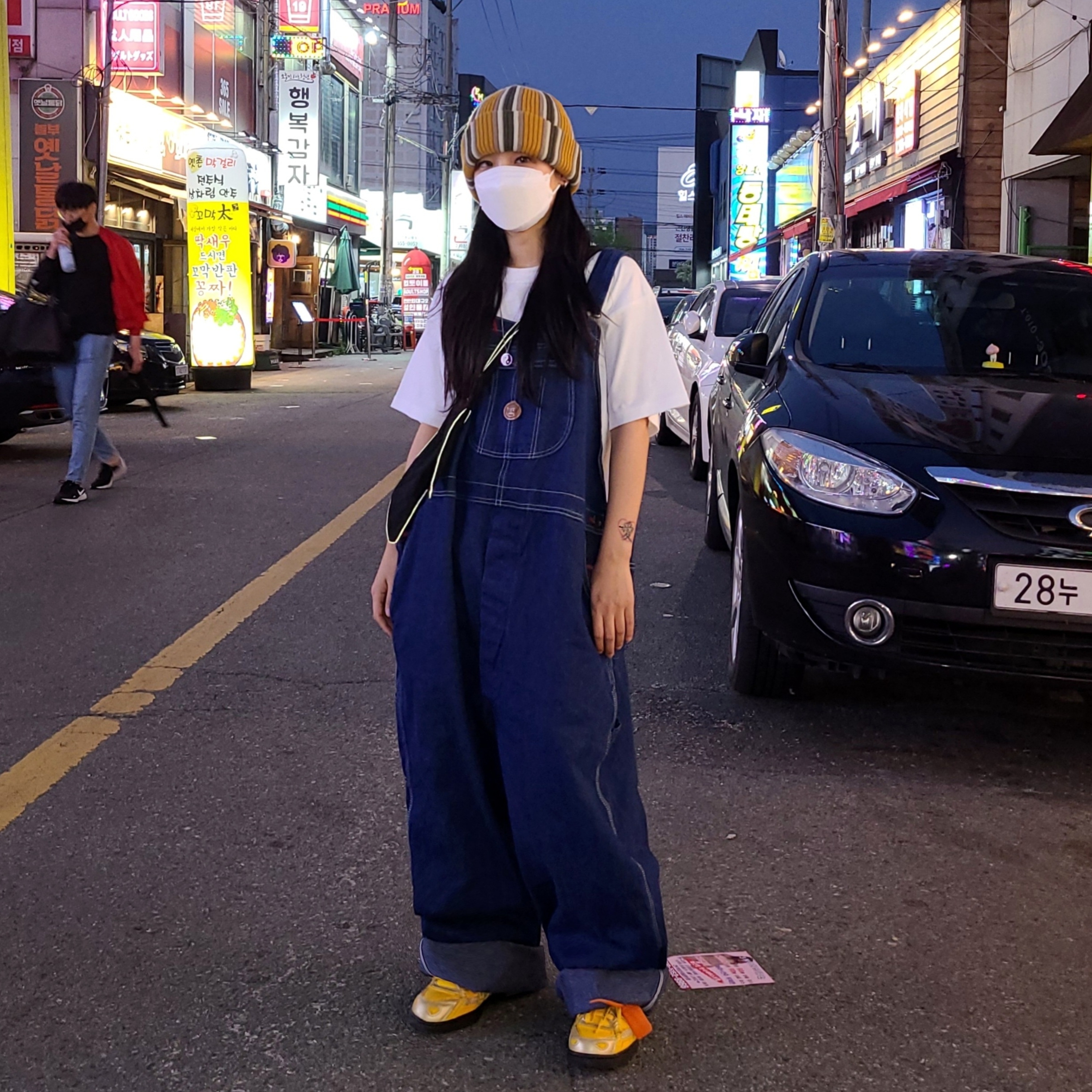 Nike x Off-White Air Rubber Dunk University Gold 착용 스타일