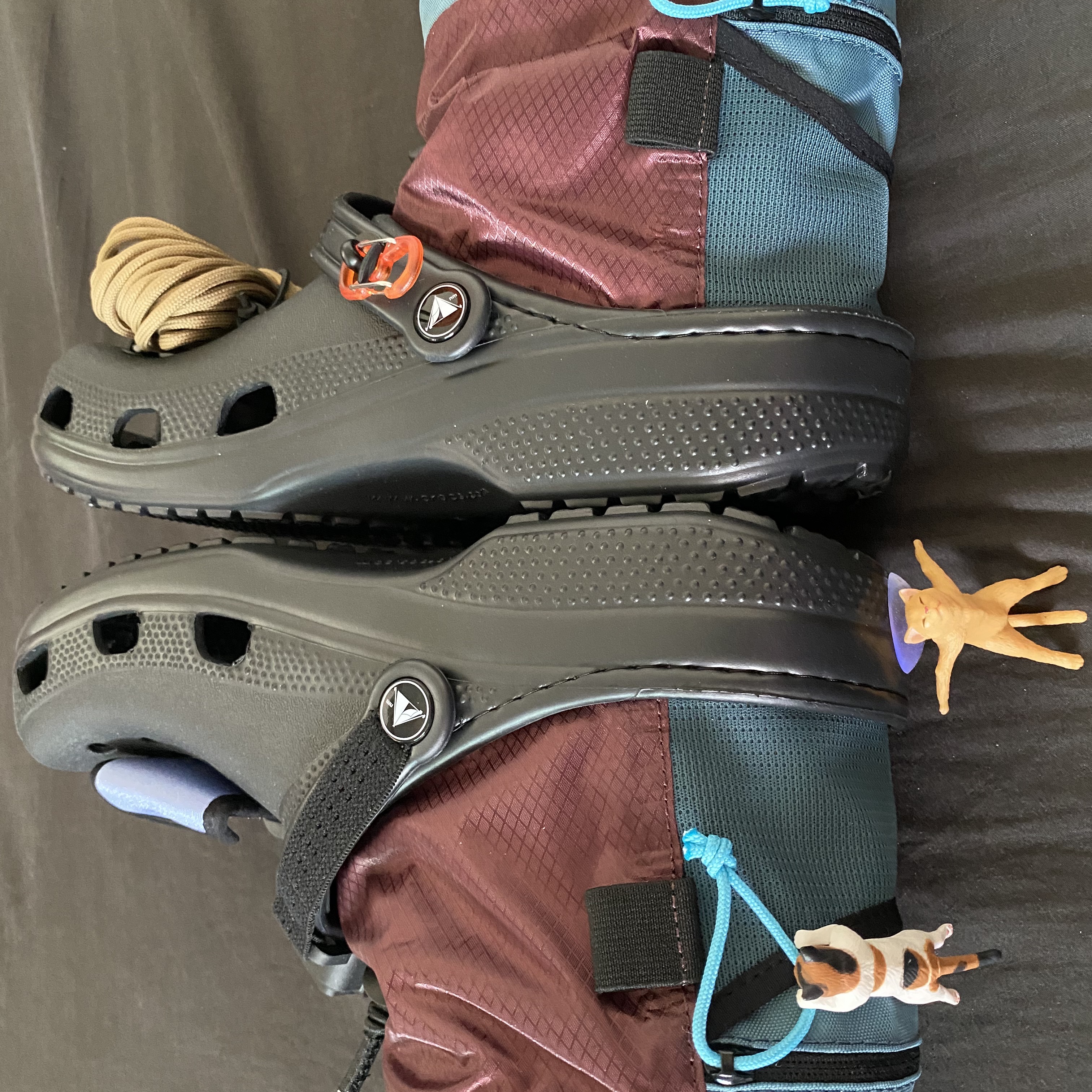 Crocs x Nicole McLaughlin Campsite Classic Clog Black 착용 스타일 - 5