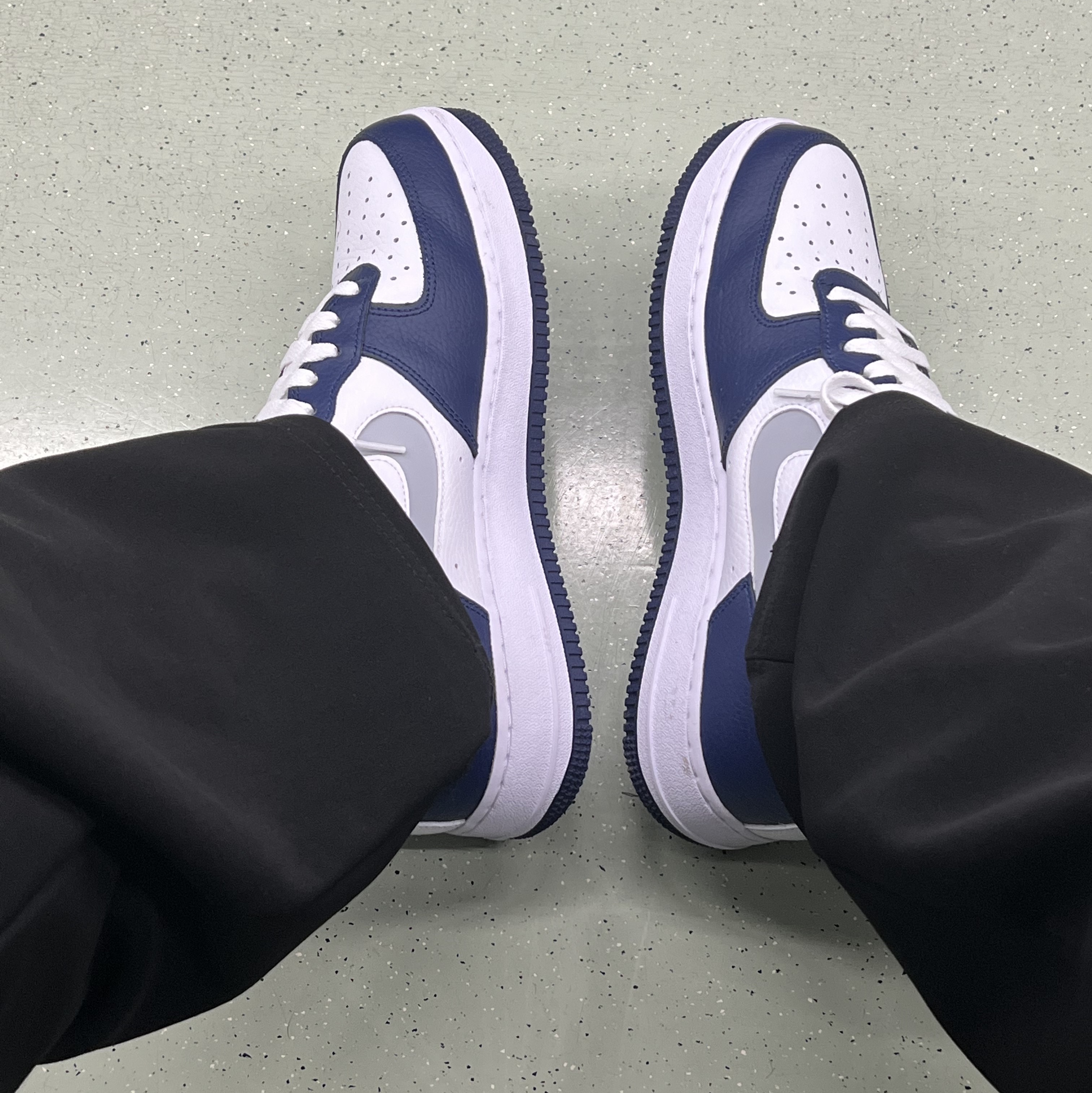 Nike Air Force 1 '07 Cut Out Swoosh Midnight Navy 착용 스타일