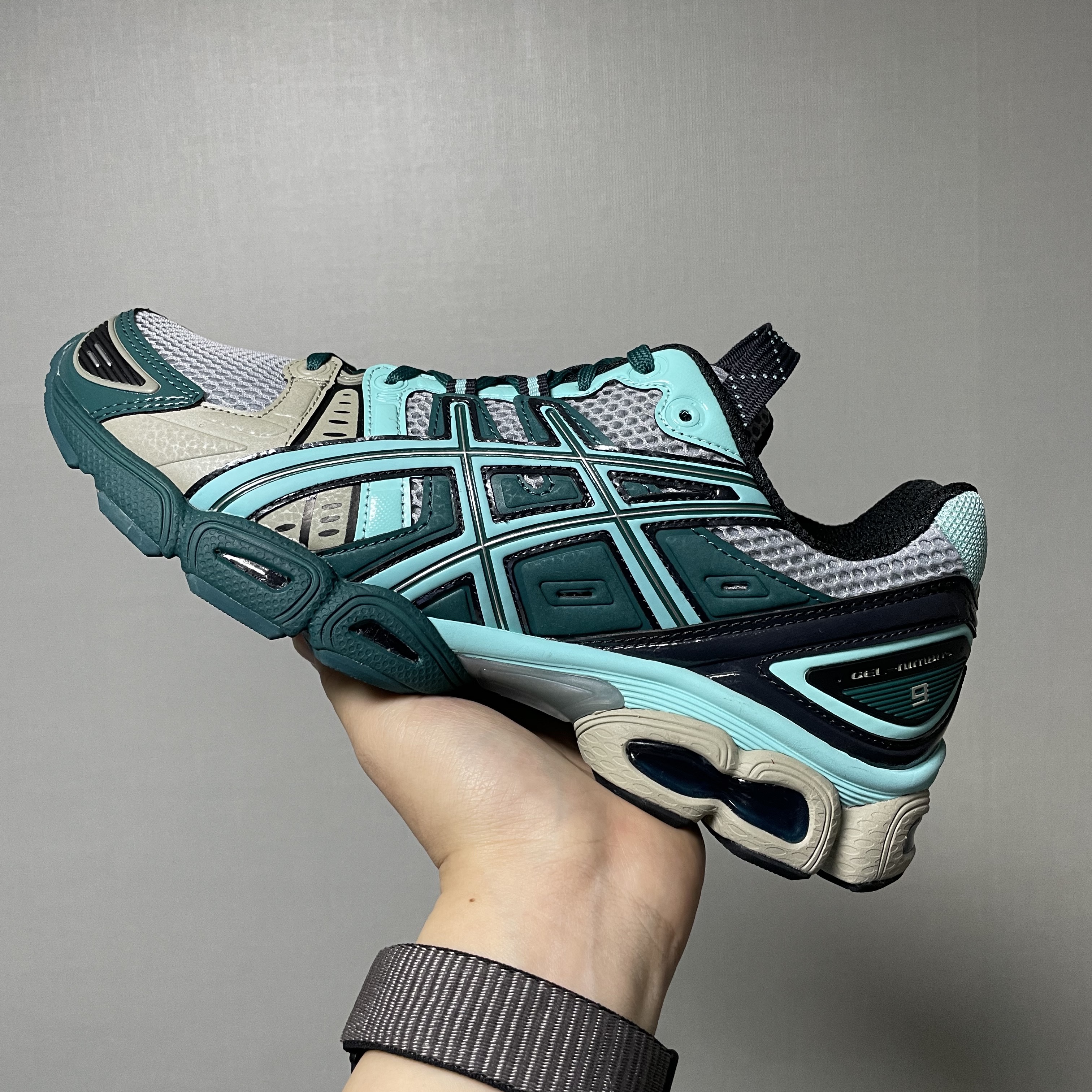 Asics UB3-S Gel-Nimbus 9 Piedmont Grey 착용 스타일 - 1