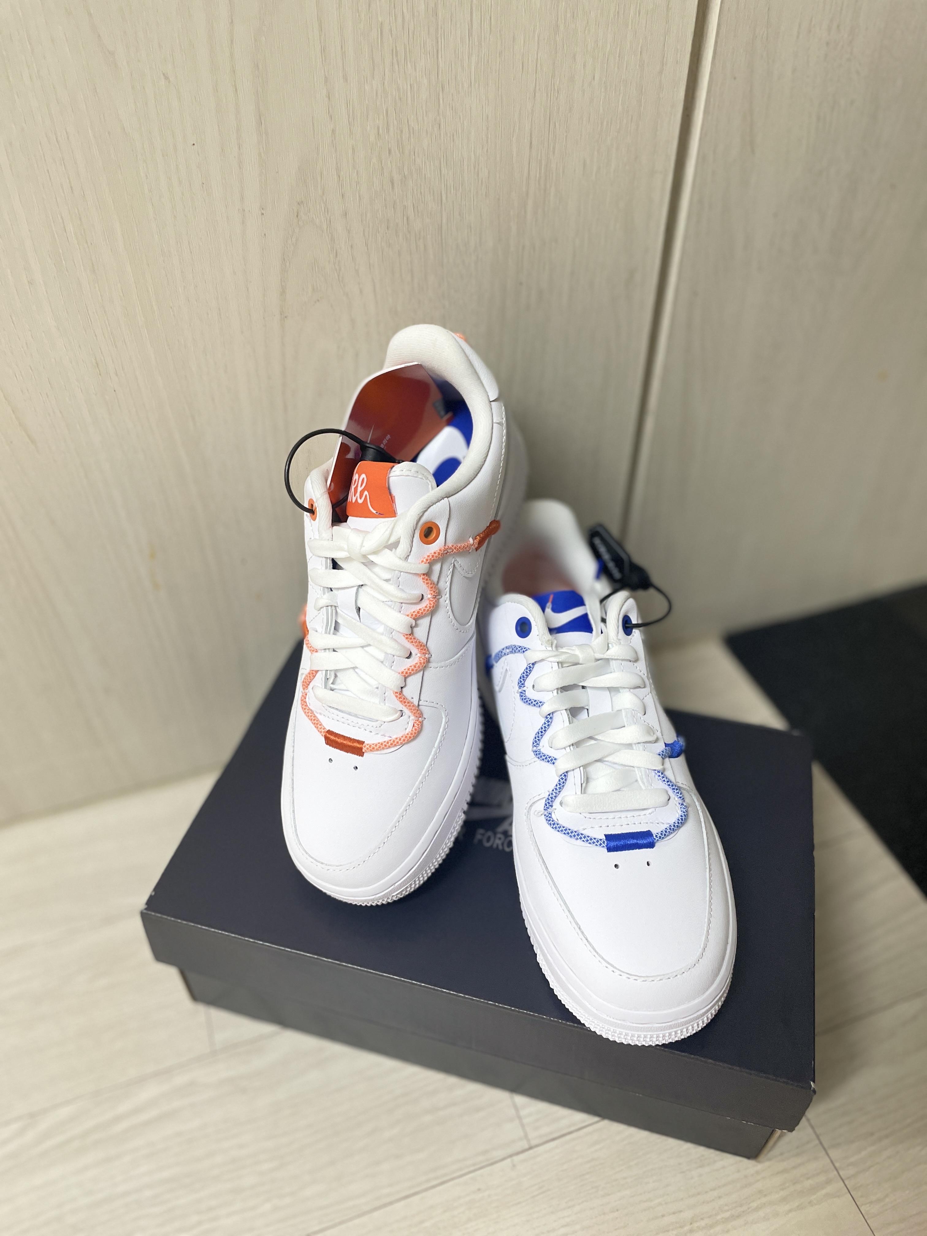 (W) Nike Air Force 1 '07 LX White Safety Orange 착용 스타일 - 2