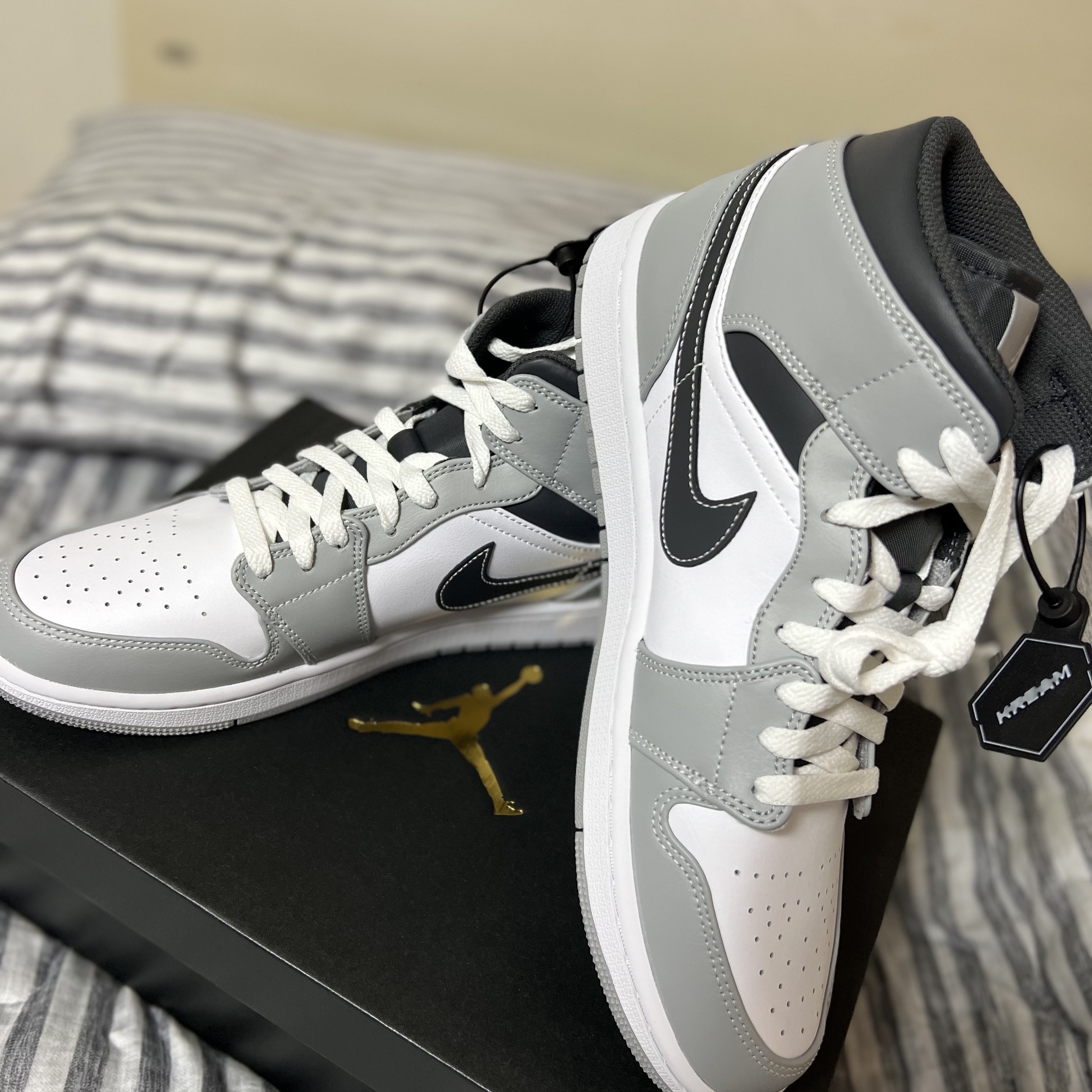 Jordan 1 Mid Light Smoke Grey Anthracite 착용 스타일 - 1