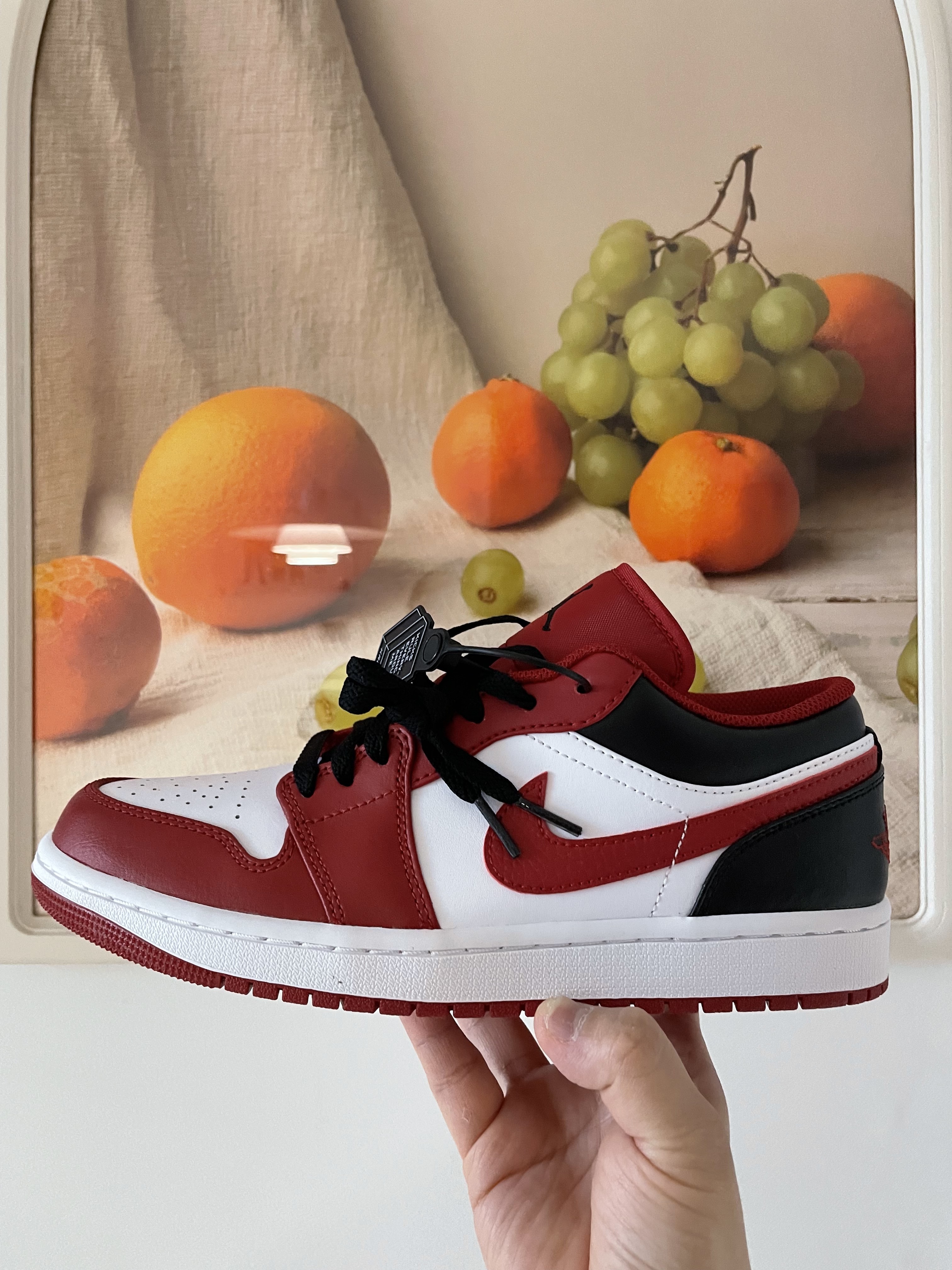 Jordan 1 Low White Gym Red Black 착용 스타일 - 3