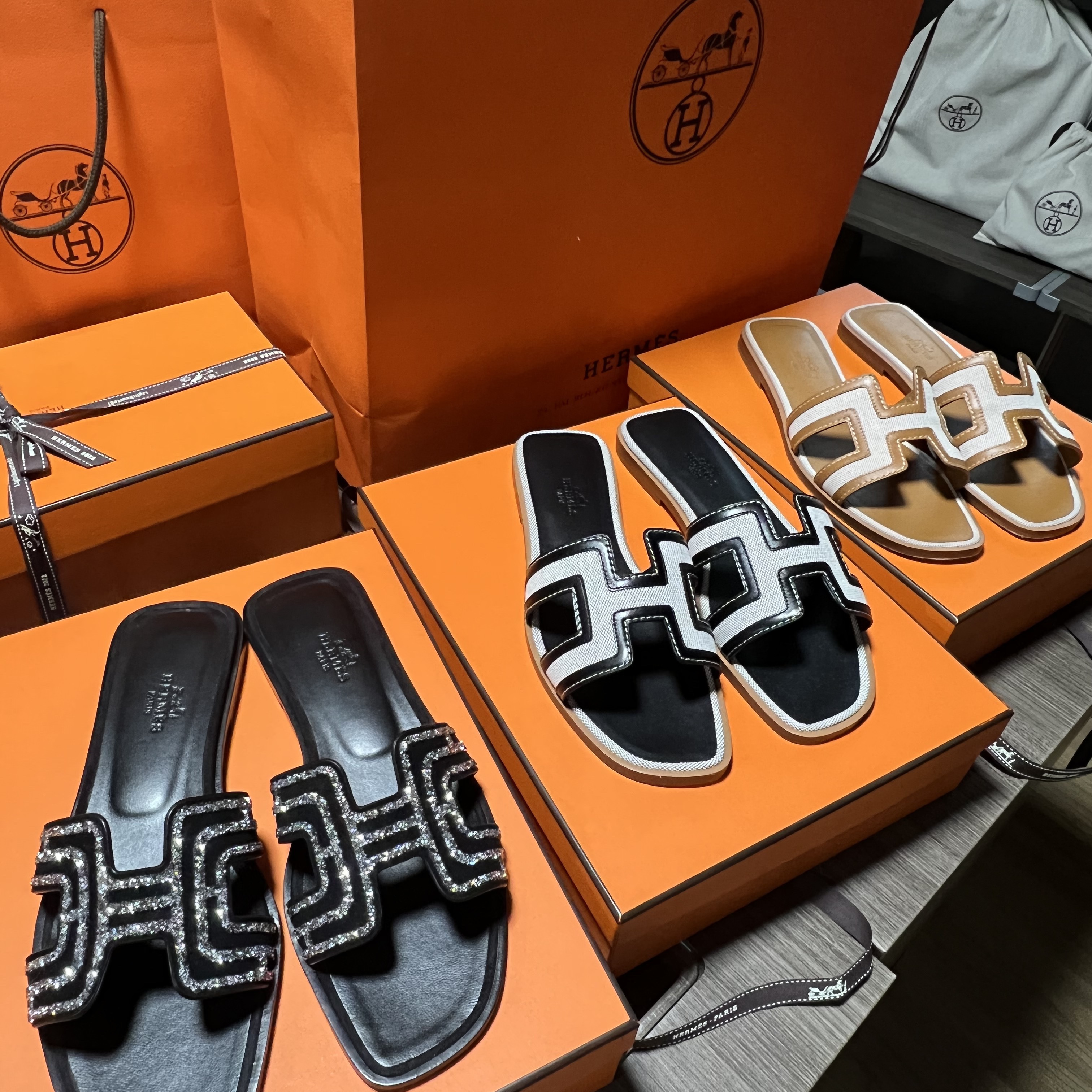 (W) Hermes Oran Sandal Calfskin Canvas & Noisette Beige 착용 스타일