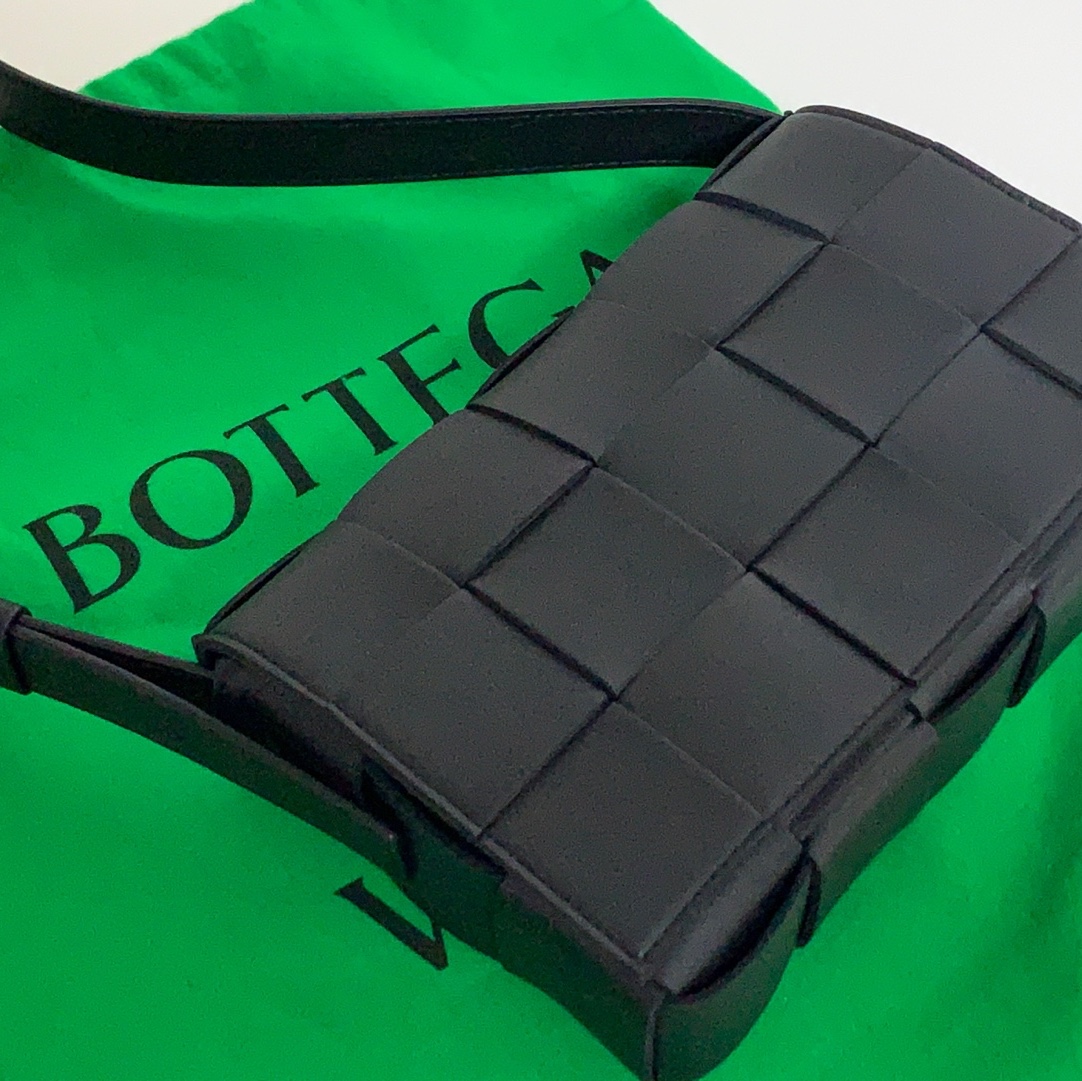 Bottega Veneta Lambskin Leather Cassette Black, Bottega Veneta Padded Tech Cassette Thunder 착용 스타일 - 1