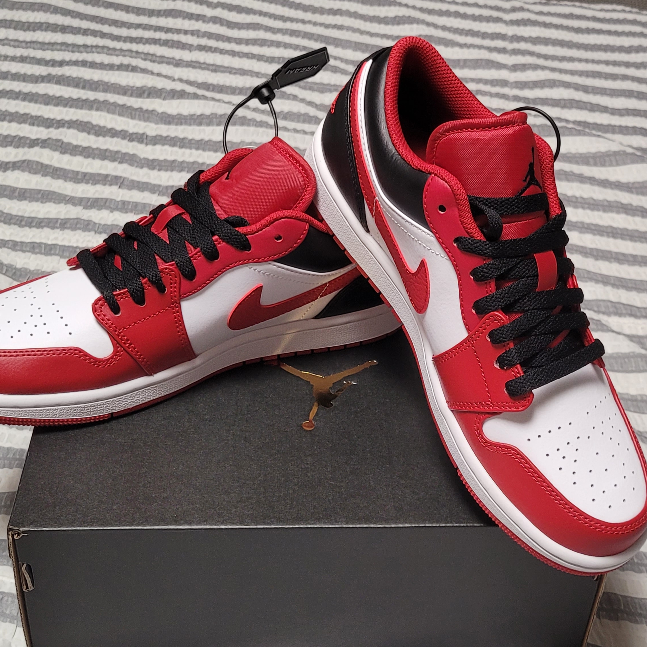 Jordan 1 Low White Gym Red Black 착용 스타일 - 1