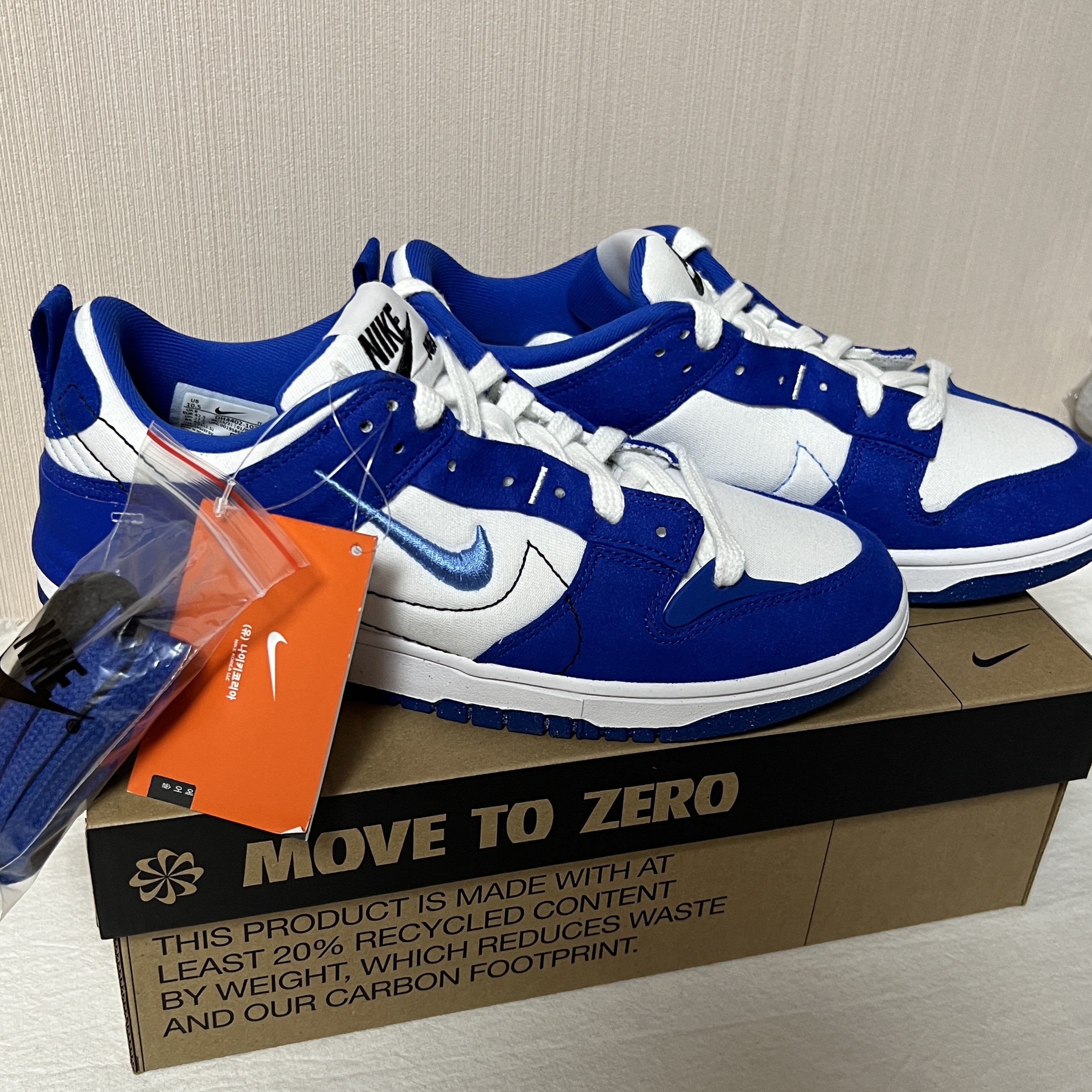 (W) Nike Dunk Low Disrupt 2 White and University Blue 착용 스타일 - 2