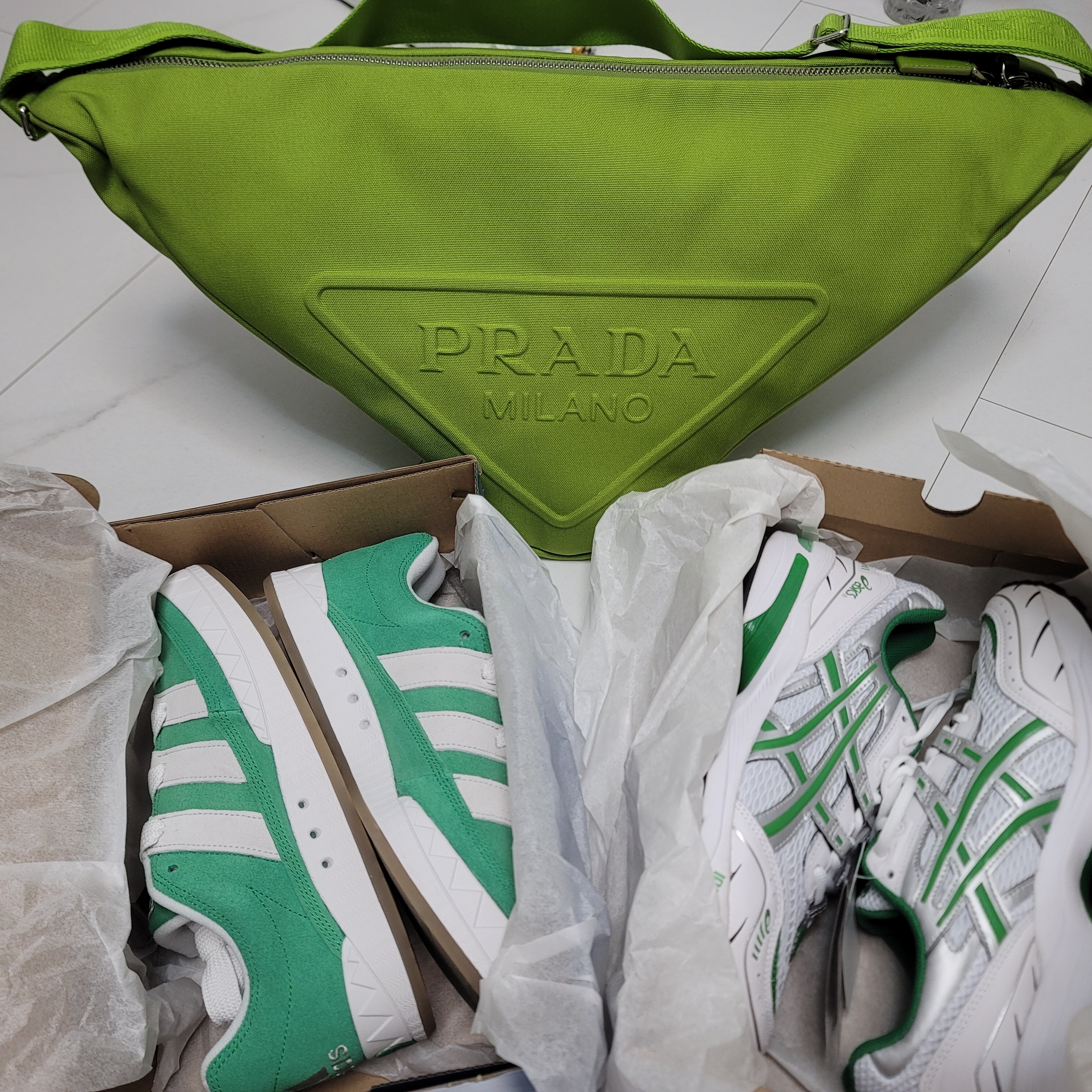 Prada Canvas Triangle Bag Fern Green, Adidas Adimatic Green 착용 스타일