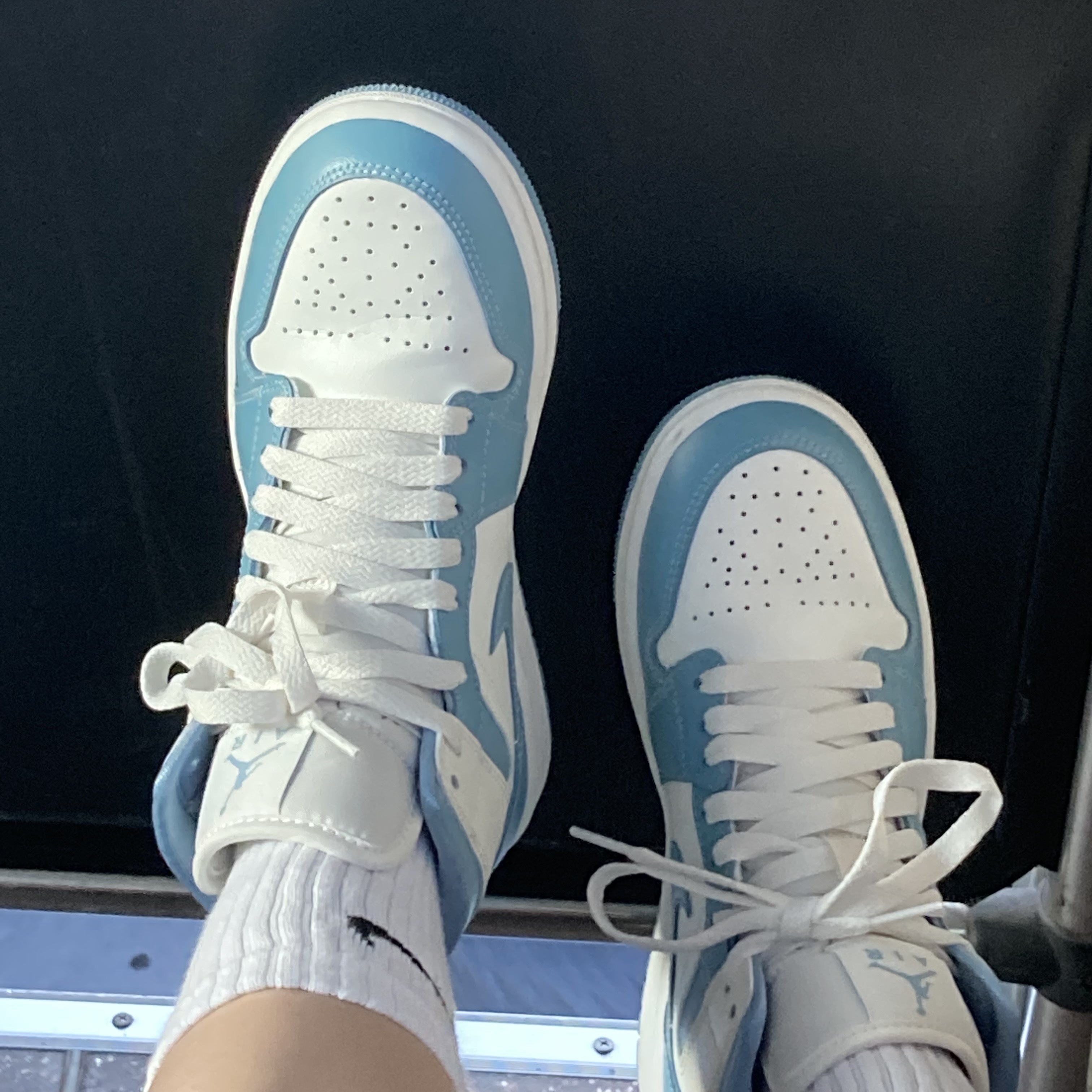 (W) Jordan 1 Mid Sail and Worn Blue 착용 스타일 - 2