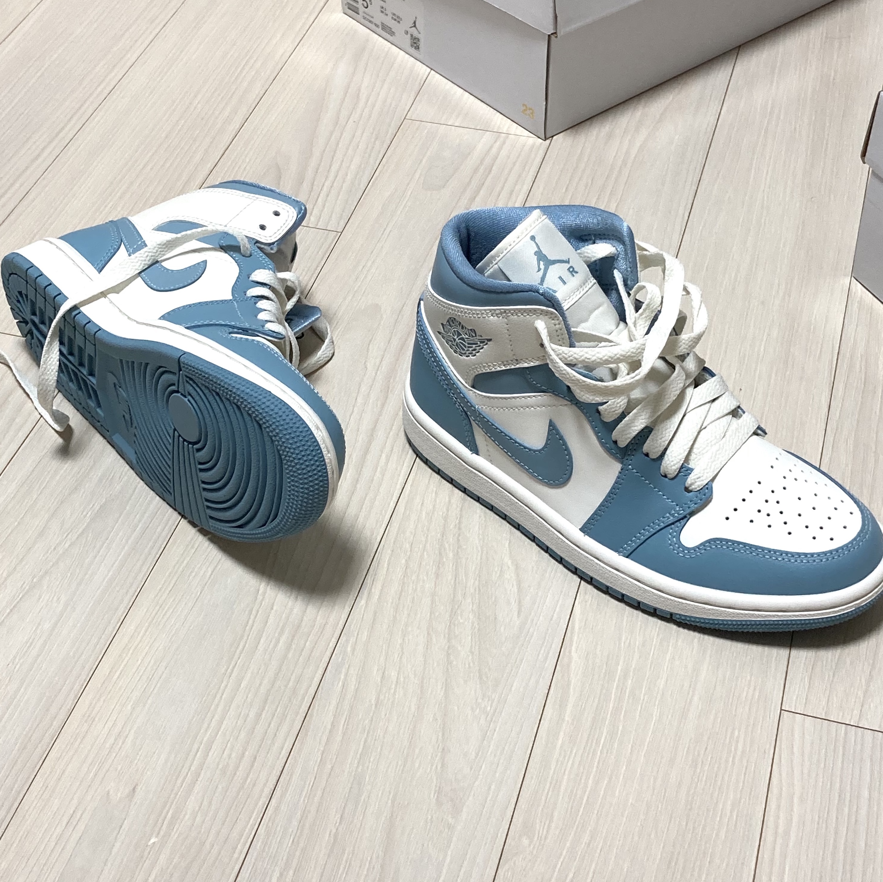 (W) Jordan 1 Mid Sail and Worn Blue 착용 스타일