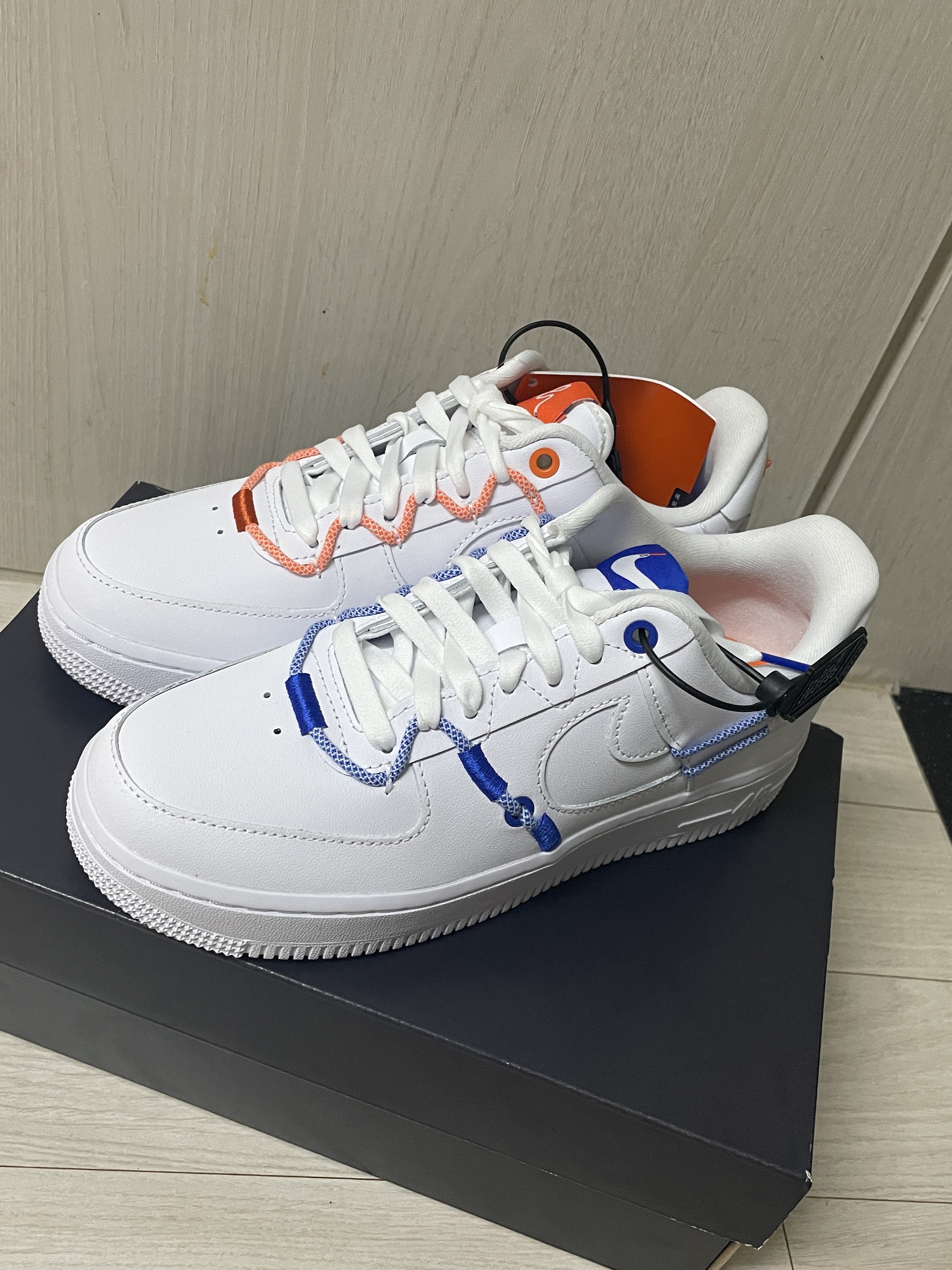 (W) Nike Air Force 1 '07 LX White Safety Orange 착용 스타일 - 1