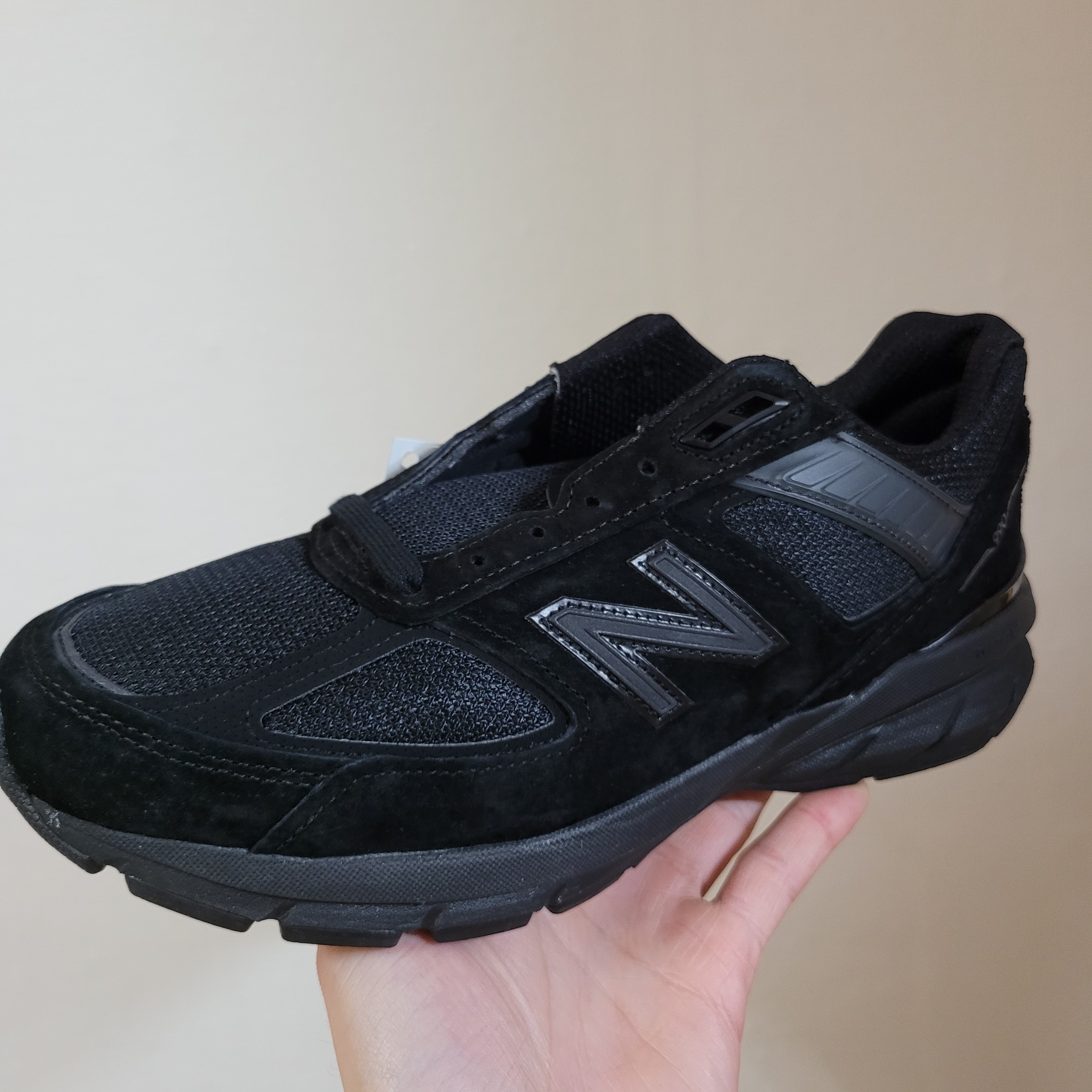 New Balance 990v5 Made in USA Triple Black - D Standard 착용 스타일