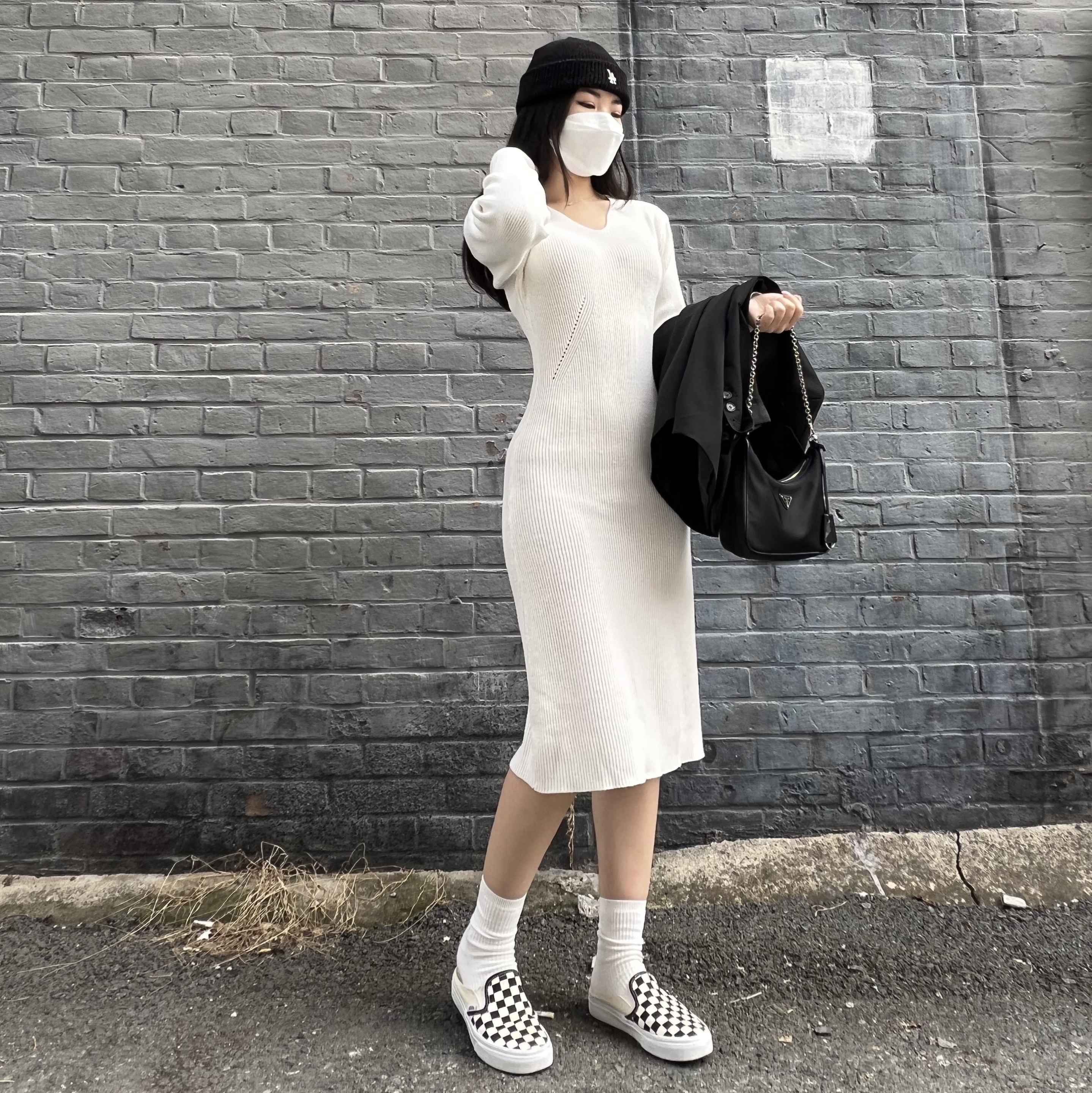 Vans Classic Slip-On Mule Checkerboard Black White, Prada Re-Edition 2005 Re-Nylon Shoulder Bag Black 착용 스타일 - 1