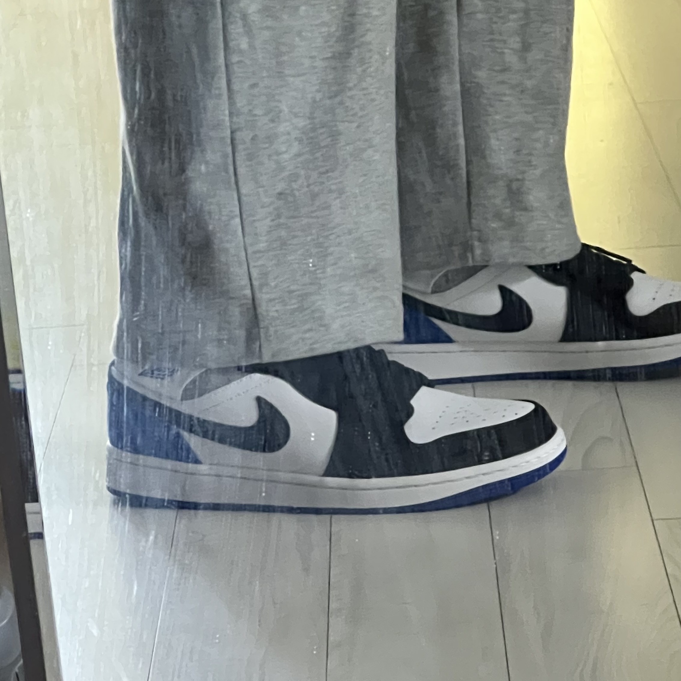 Jordan 1 Mid SE Hyper Royal 착용 스타일 - 3