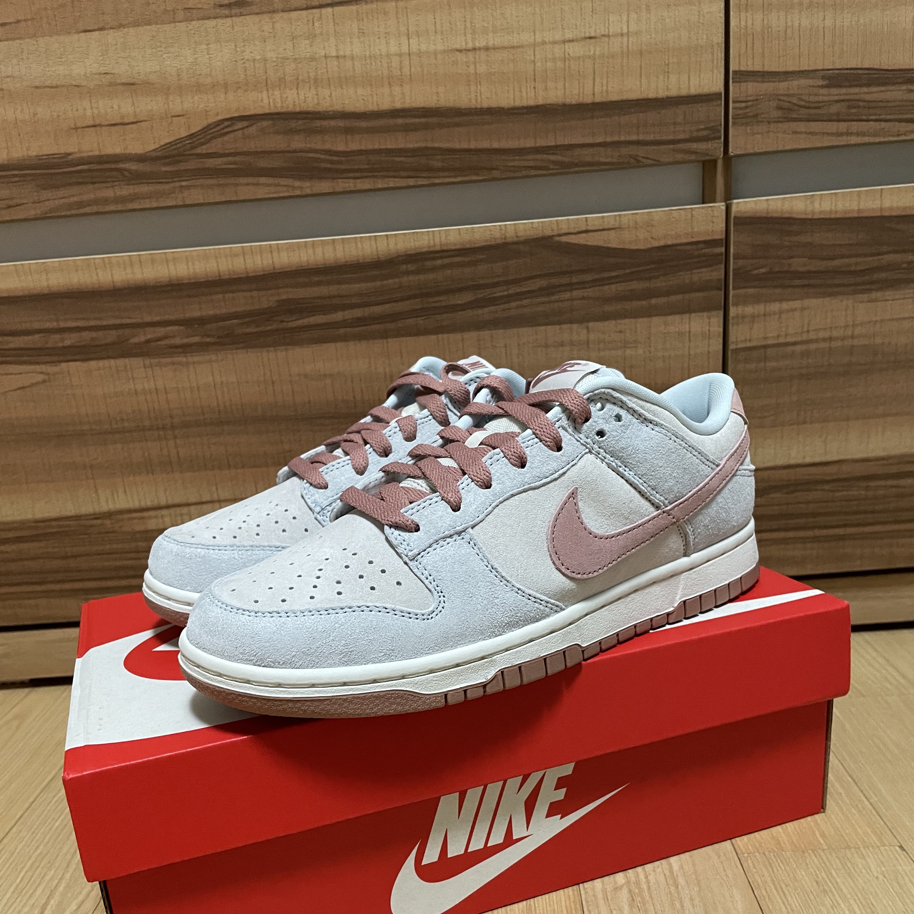 Nike Dunk Low Retro PRM Fossil Rose 착용 스타일
