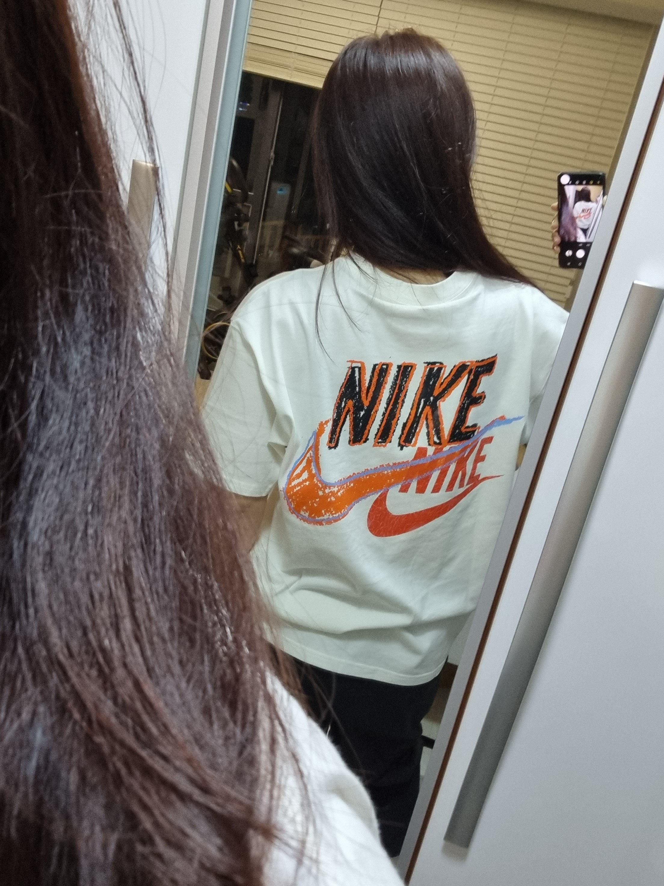 (GS) Nike Dunk Low PRM Halloween, (GS) Nike Air Force 1 LV8 Athletic Club Light Smoke Grey Marina 착용 스타일 - 3