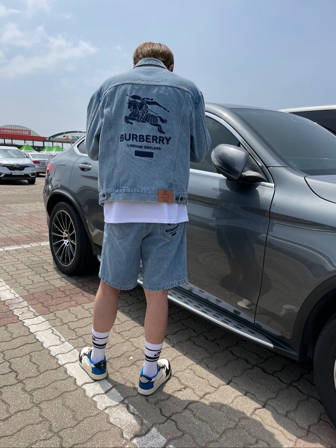 Supreme x Burberry Denim Shorts Washed Blue - 22SS, Supreme x Burberry Denim Trucker Jacket Washed Blue - 22SS 착용 스타일 - 1