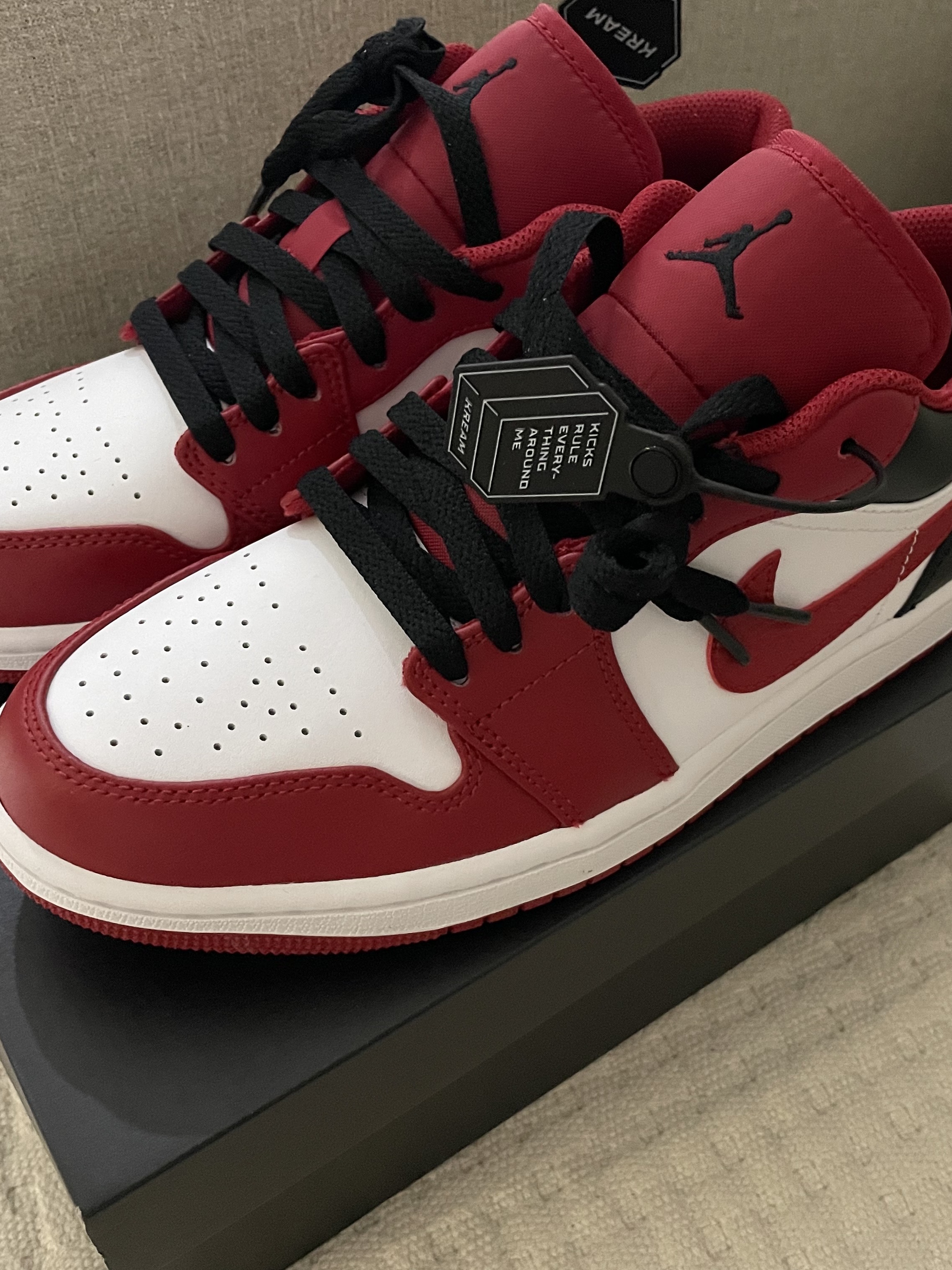 Jordan 1 Low White Gym Red Black 착용 스타일 - 2