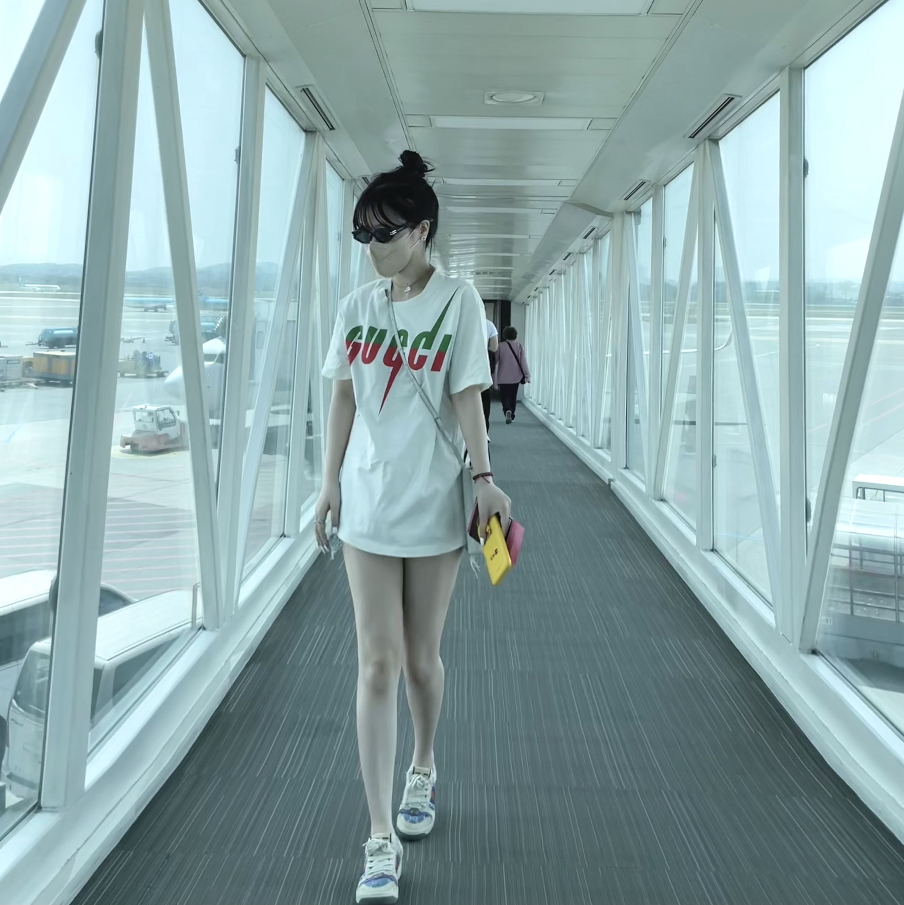 Gucci Screener GG Canvas Distressed Sneakers, Gucci Blade Print T-Shirt White 착용 스타일 - 2