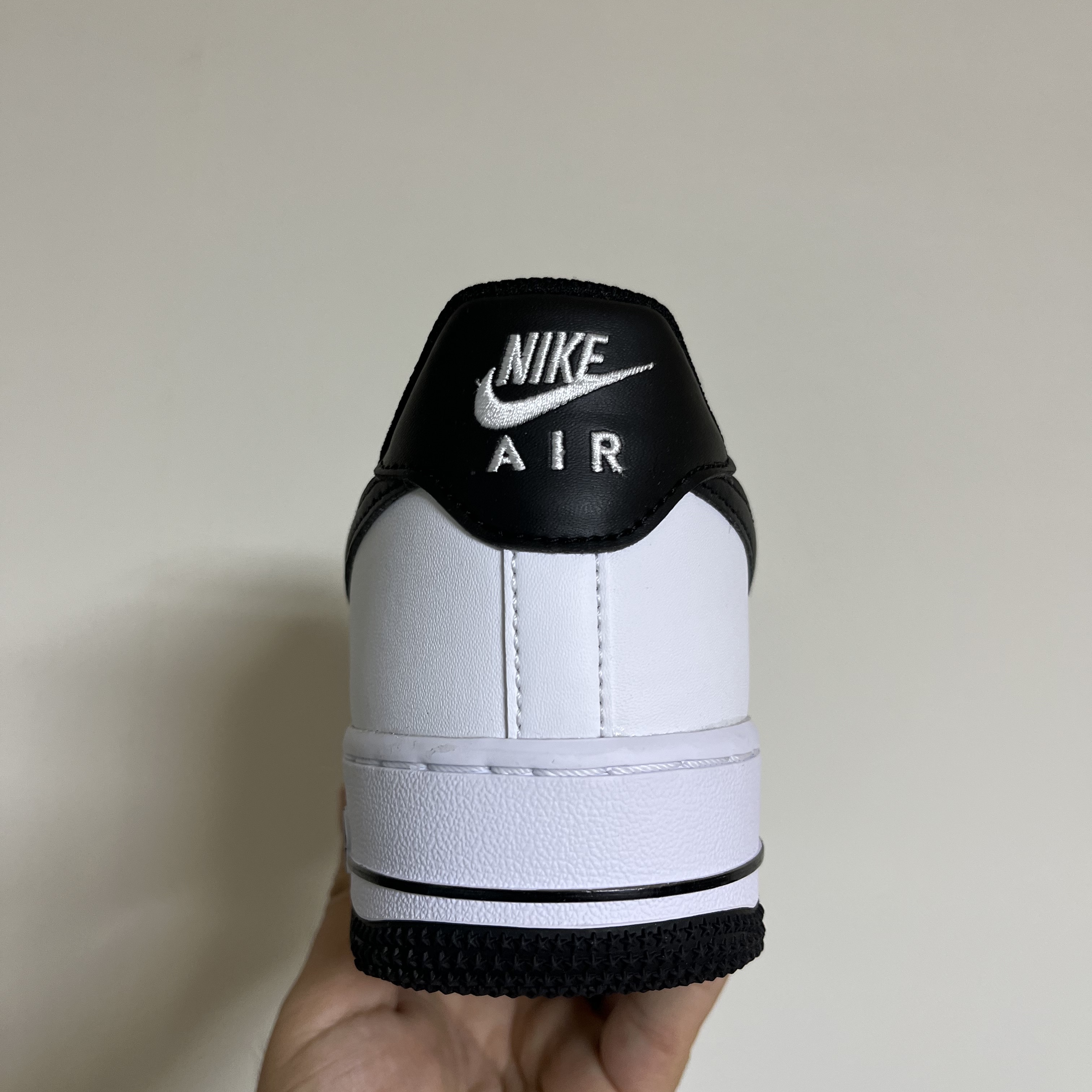 Nike Air Force 1 '07 White Black 착용 스타일 - 2