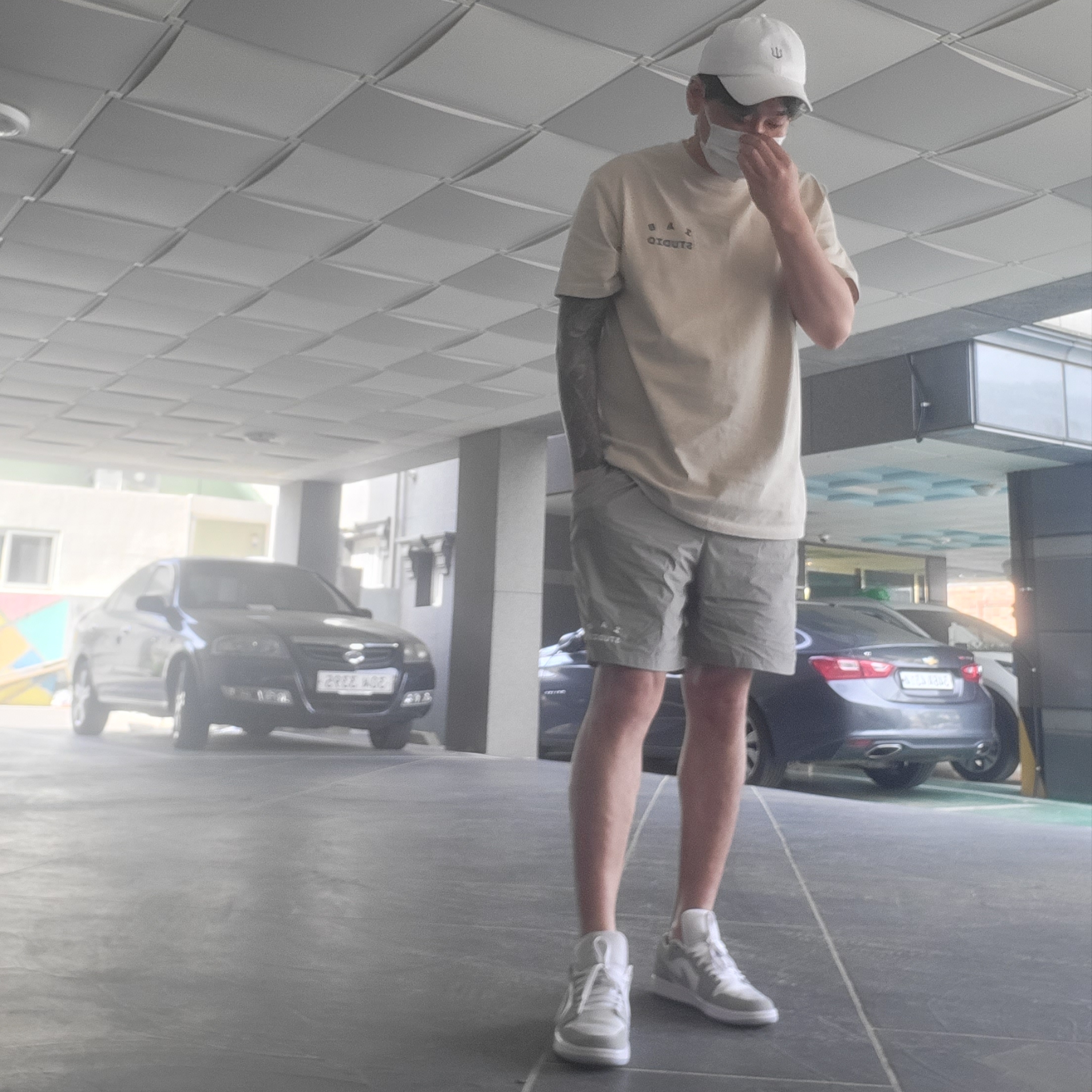 IAB Studio Woven Shorts Gray, IAB Studio Pigment T-Shirt Oatmeal 착용 스타일 - 1